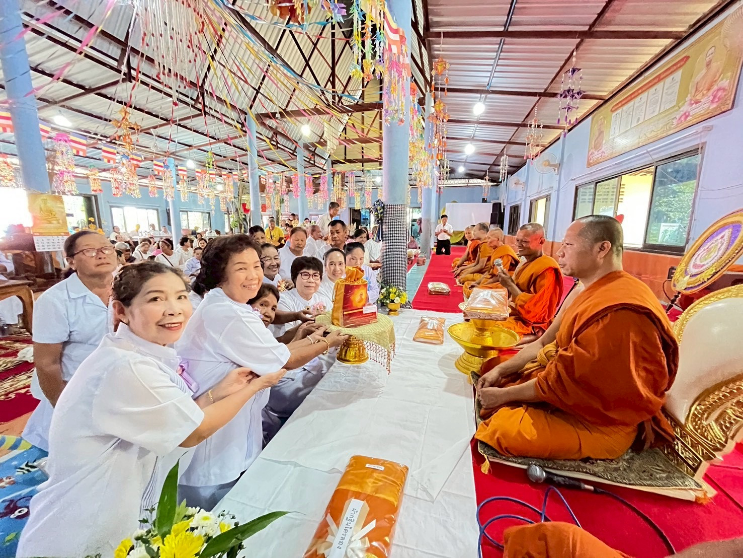 ภาพการถวายปัจจัยวัดเกาะแก้วขวัญเมือง