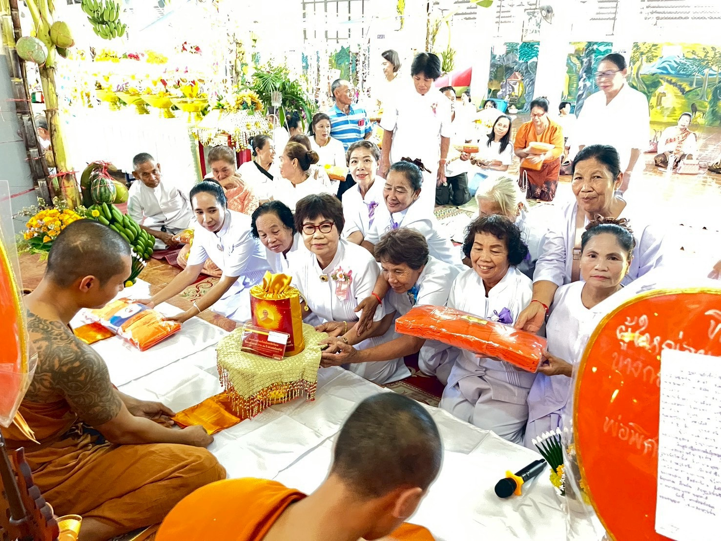 ภาพการถวายปัจจัยวัดโพธิ์ยอย