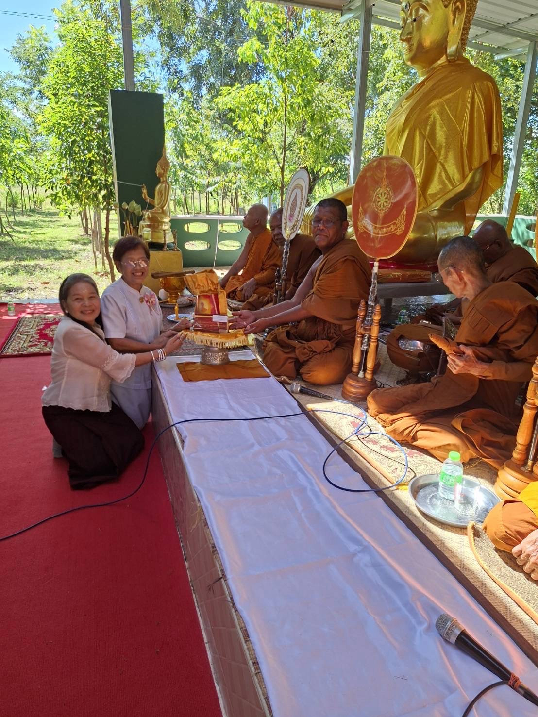 ภาพการถวายปัจจัยสำนักสงฆ์สำนักปฏิบัติศรัทธาธรรม