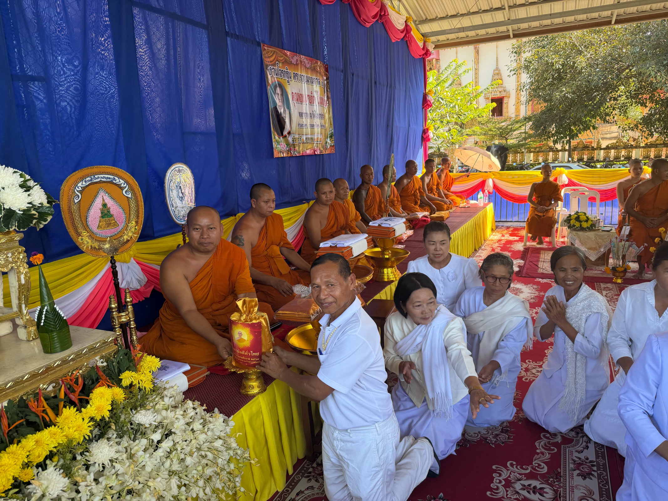 ภาพการถวายปัจจัยวัดไชยาประดิษฐ์