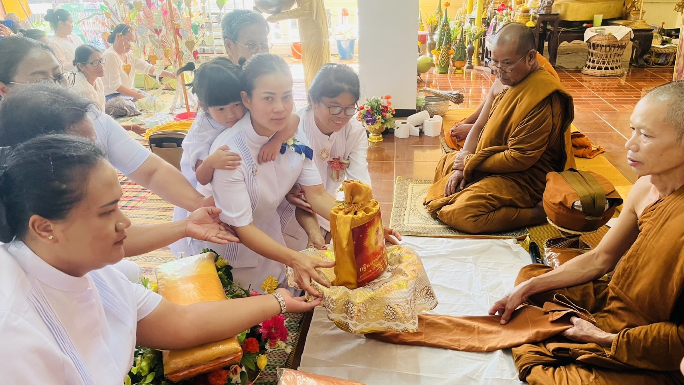 ภาพการถวายปัจจัยวัดพระพุทธบาท