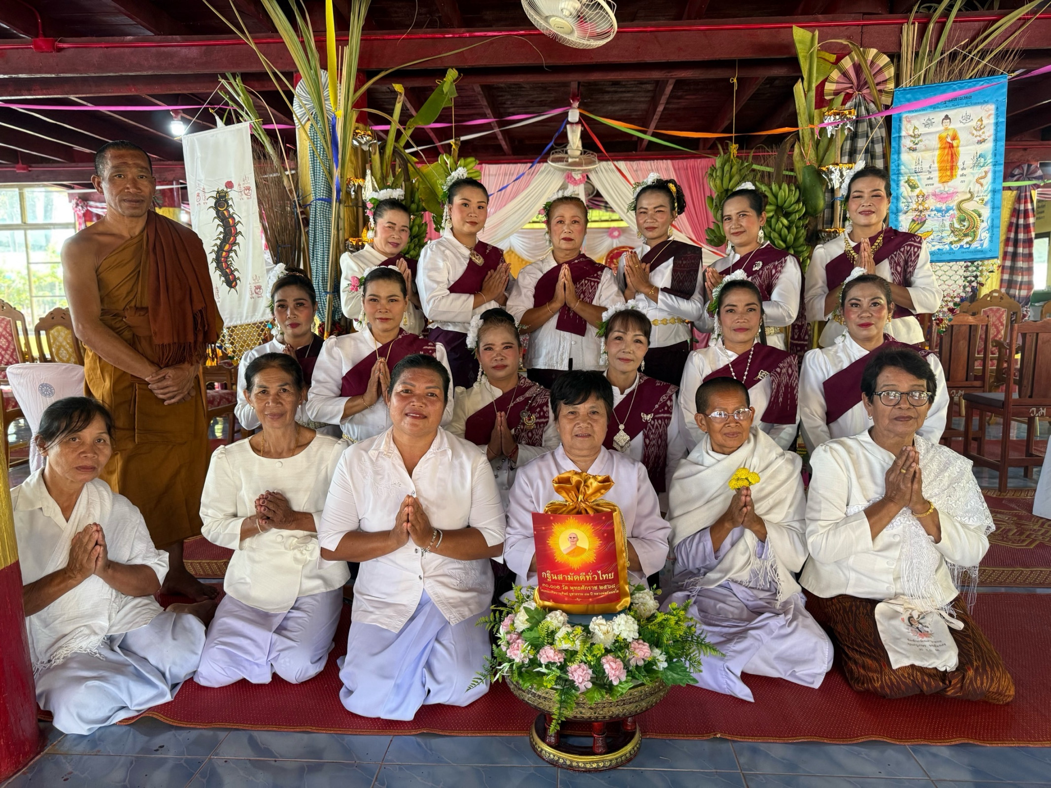 ภาพหมู่ถือพานถวายปัจจัยวัดบุปผาราม