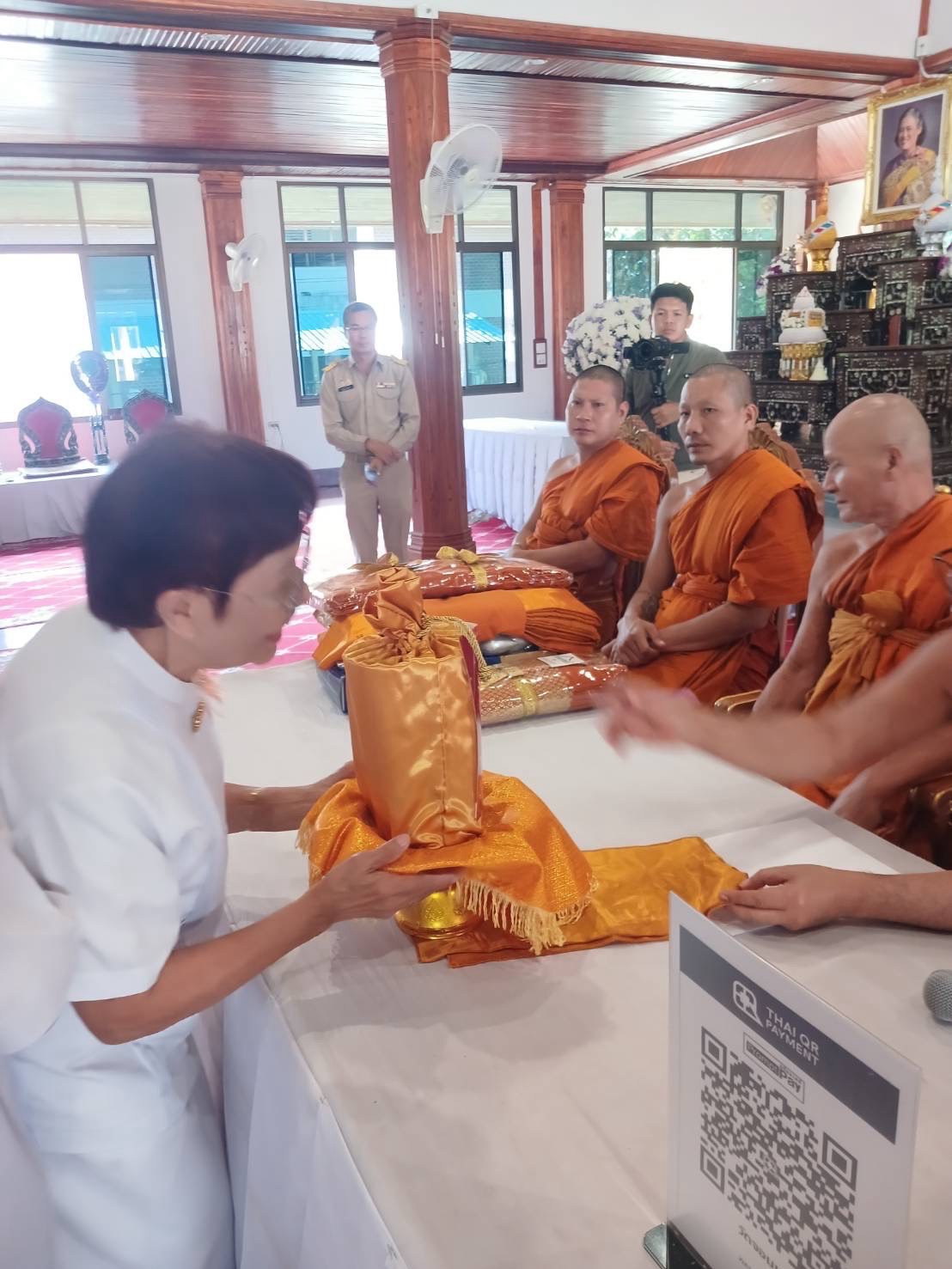 ภาพการถวายปัจจัยวัดจอมมณี