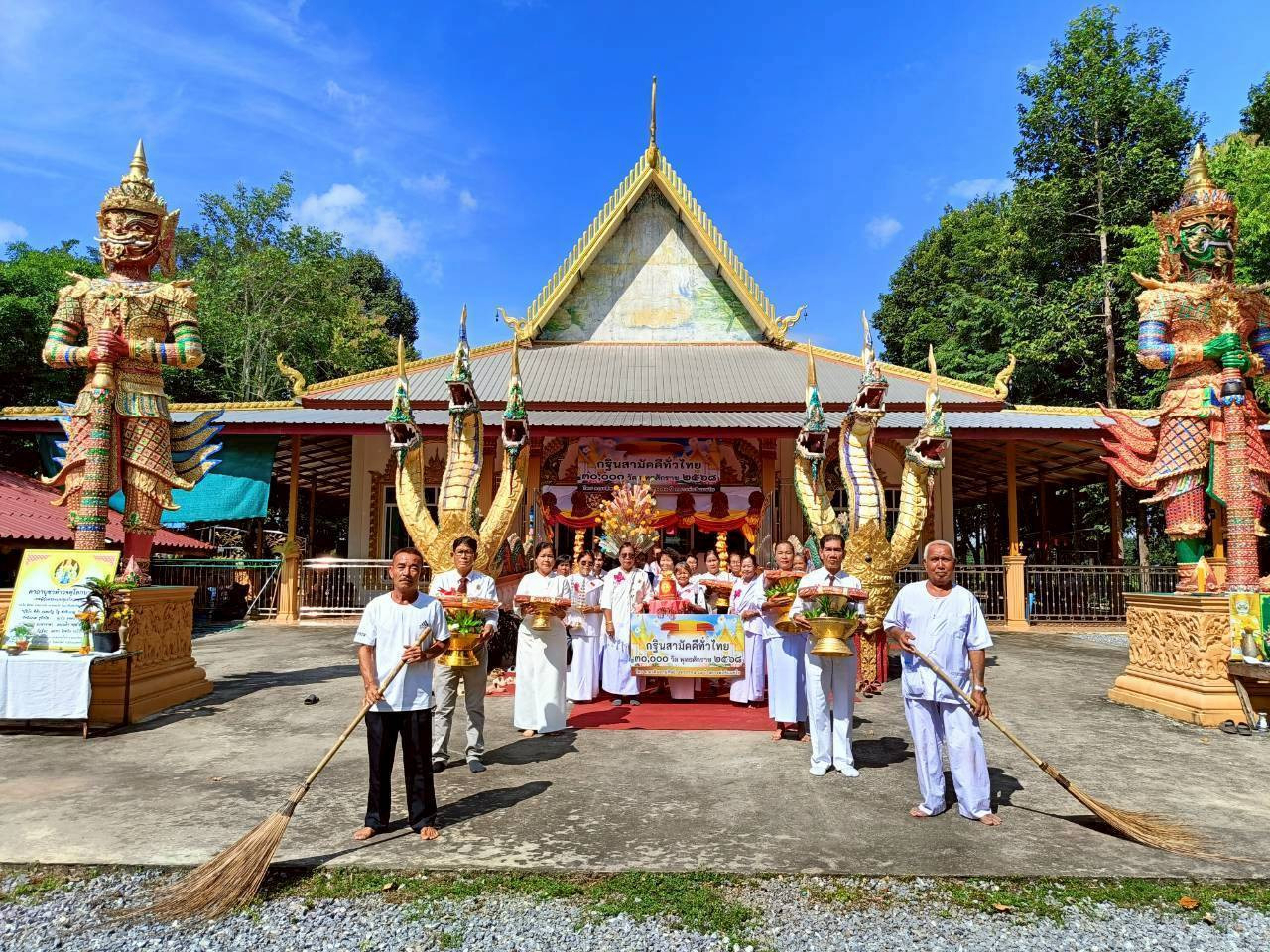 ภาพหมู่ถือพานถวายปัจจัยวัดโนนสังกา