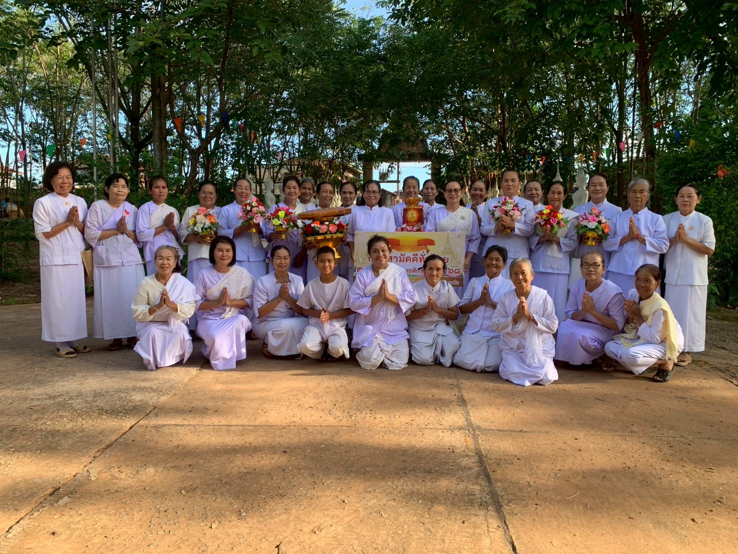 ภาพหมู่ถือพานถวายปัจจัยวัดศรีชุมพร