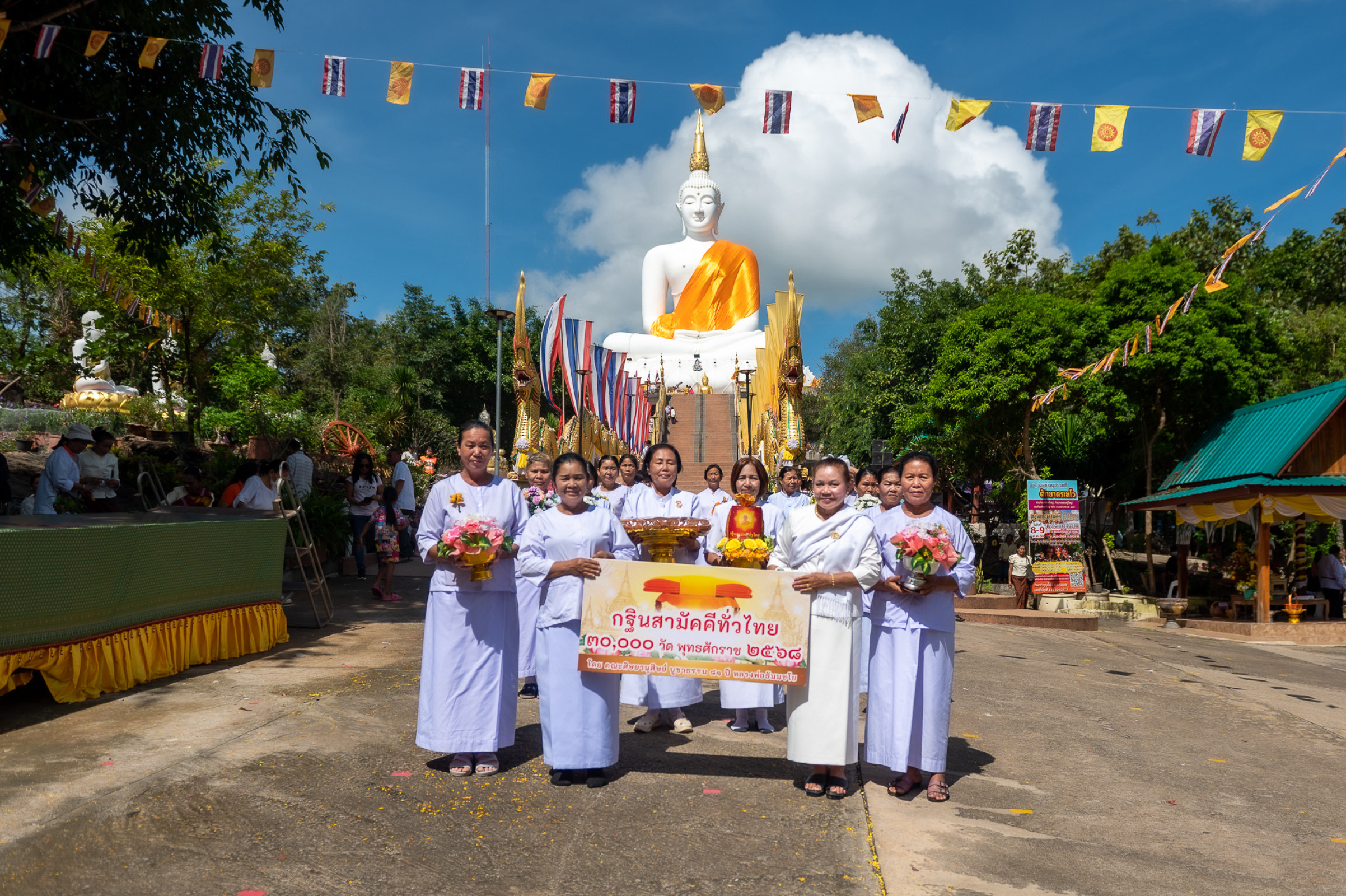 ภาพหมู่ถือพานถวายปัจจัยวัดเขาช่องชาด