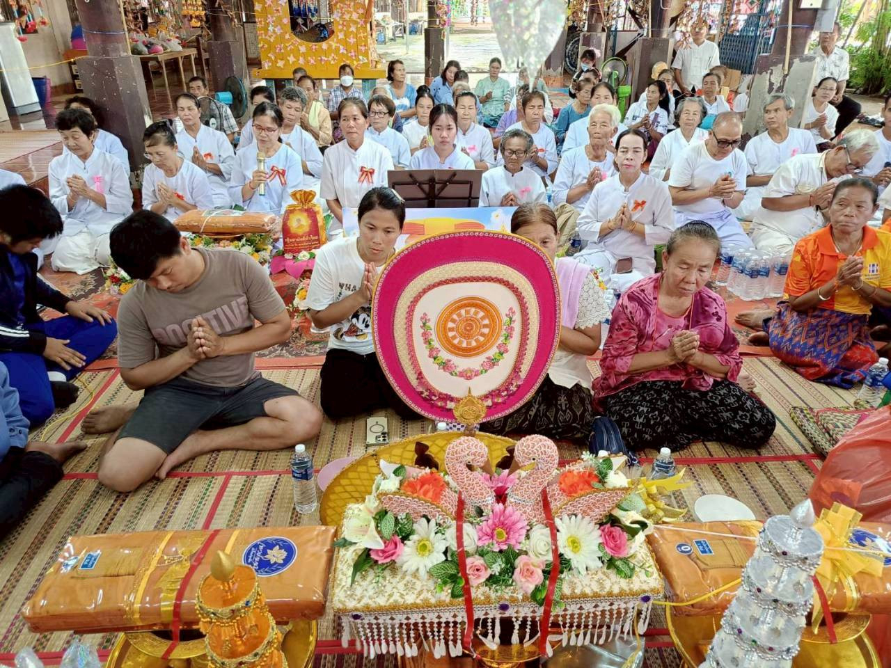 ภาพร่วมพิธีกรรมวัดนิยมบวร