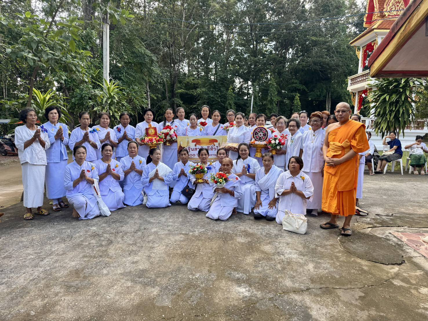 ภาพหมู่ถือพานถวายปัจจัยวัดจิตประชาสามัคคี