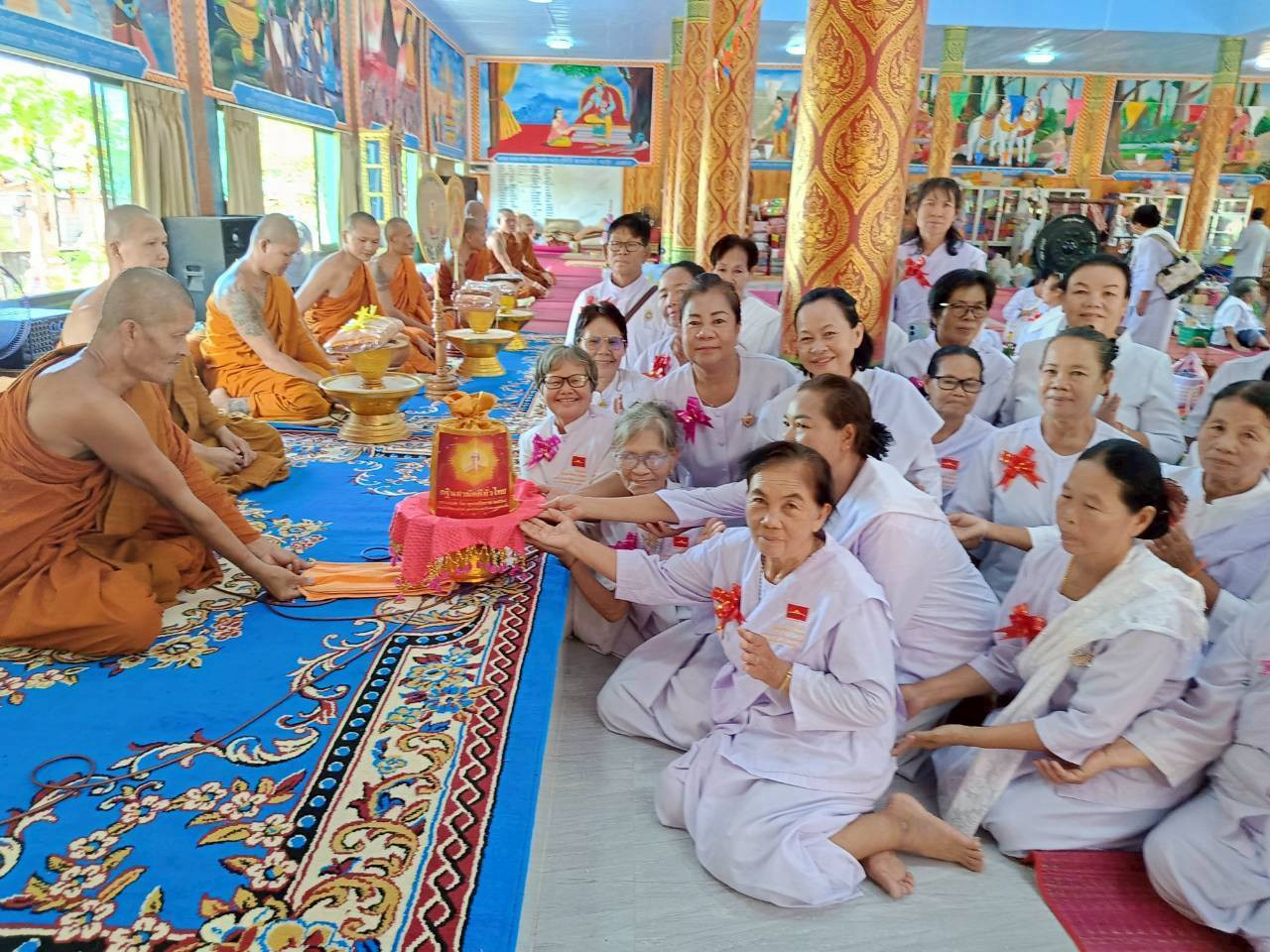 ภาพการถวายปัจจัยวัดป่าศรีชมภูจิตตวิเวก