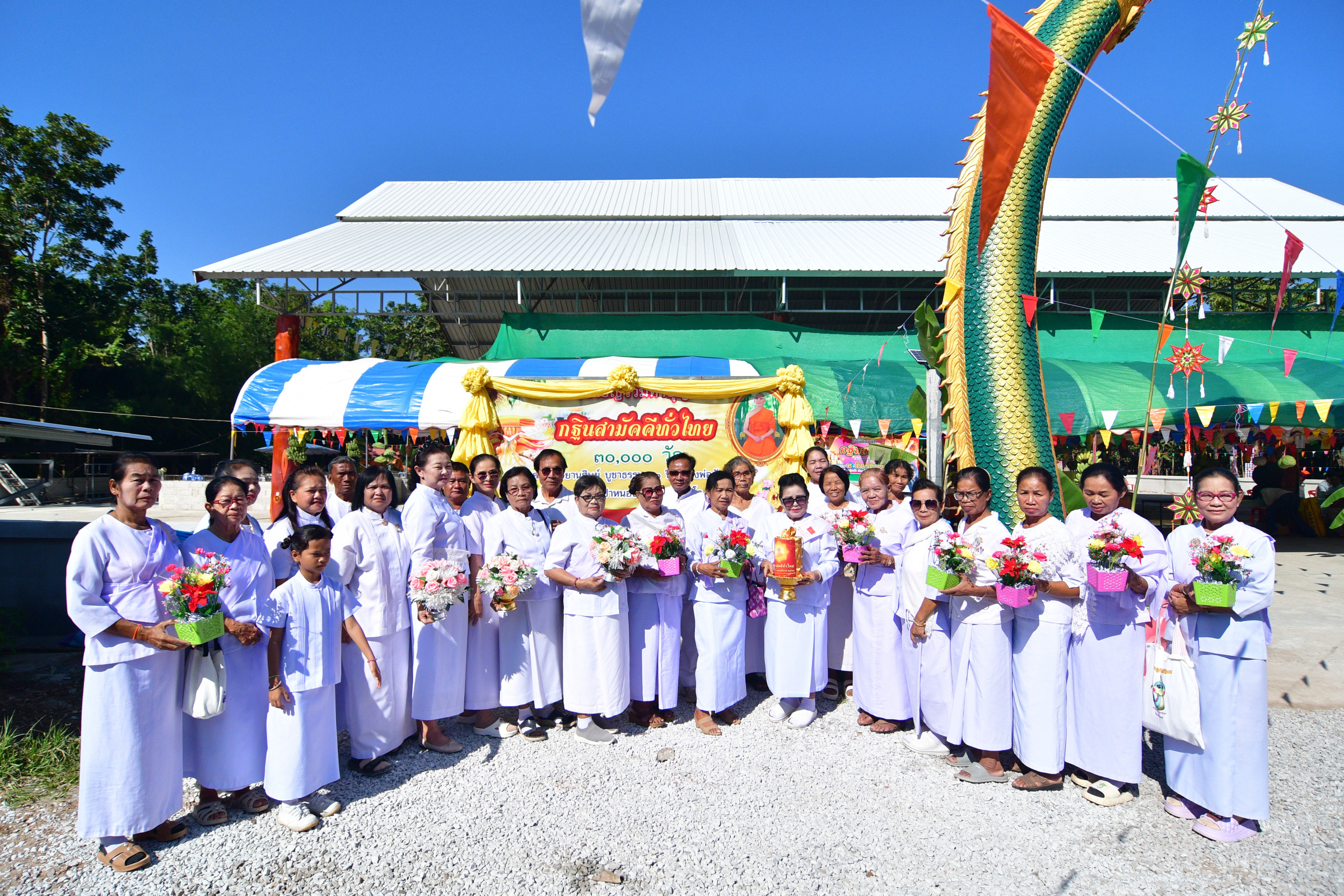 ภาพหมู่ถือพานถวายปัจจัยวัดป่าบ้านหนองโก