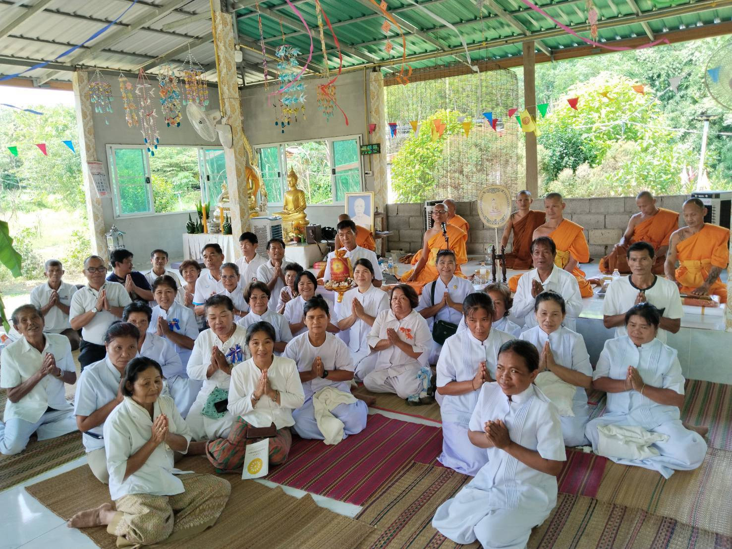ภาพร่วมพิธีกรรมศูนย์ปฏิบัติธรรมห้วยทรายขาว