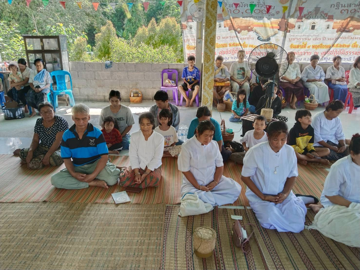 ภาพร่วมพิธีกรรมศูนย์ปฏิบัติธรรมห้วยทรายขาว