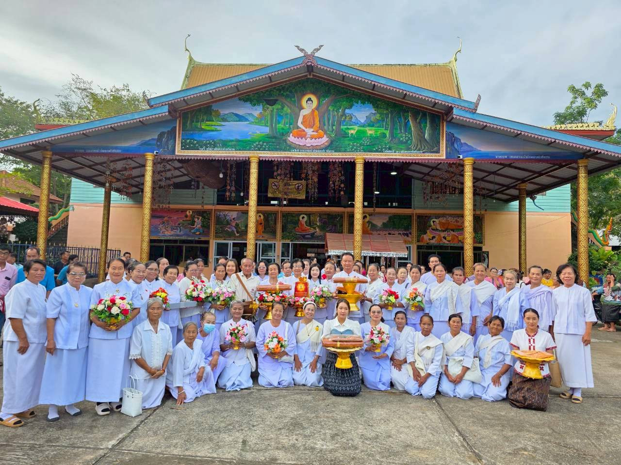 ภาพหมู่ถือพานถวายปัจจัยวัดสว่างอัมพวัน