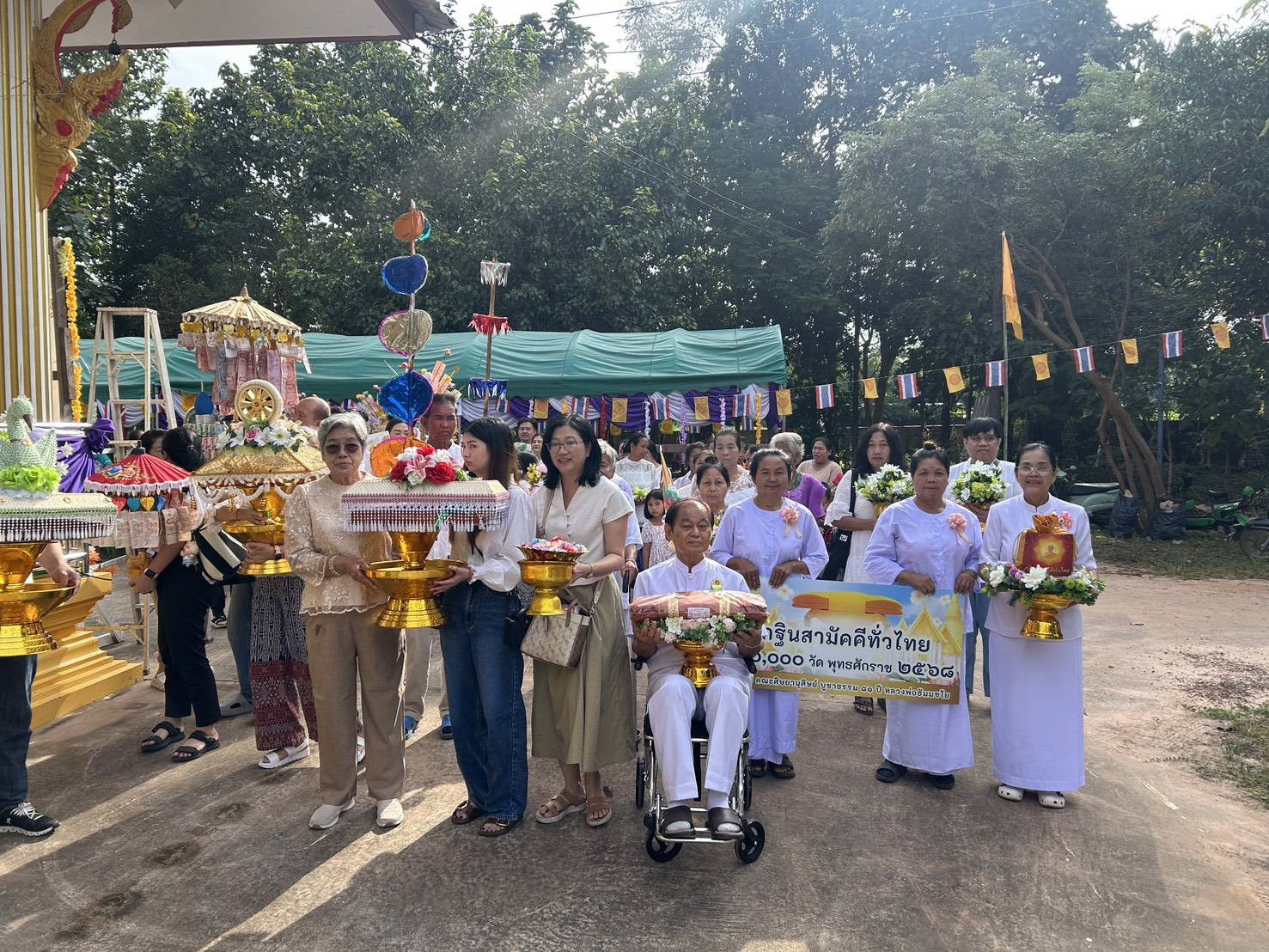 ภาพหมู่ถือพานถวายปัจจัยวัดมงคลนิมิตร