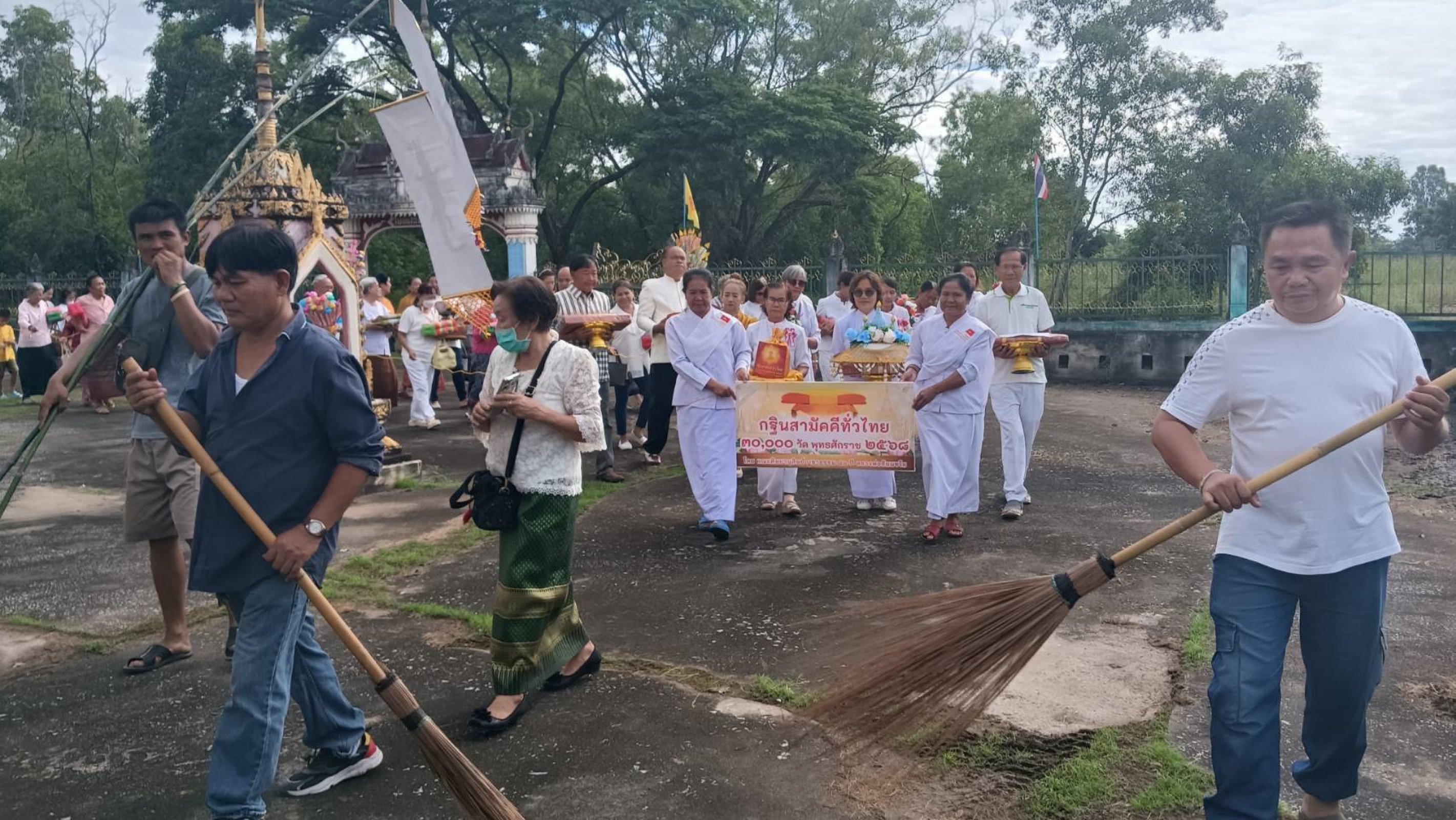 ภาพร่วมขบวนกฐินวัดเกียรติไพบูลย์