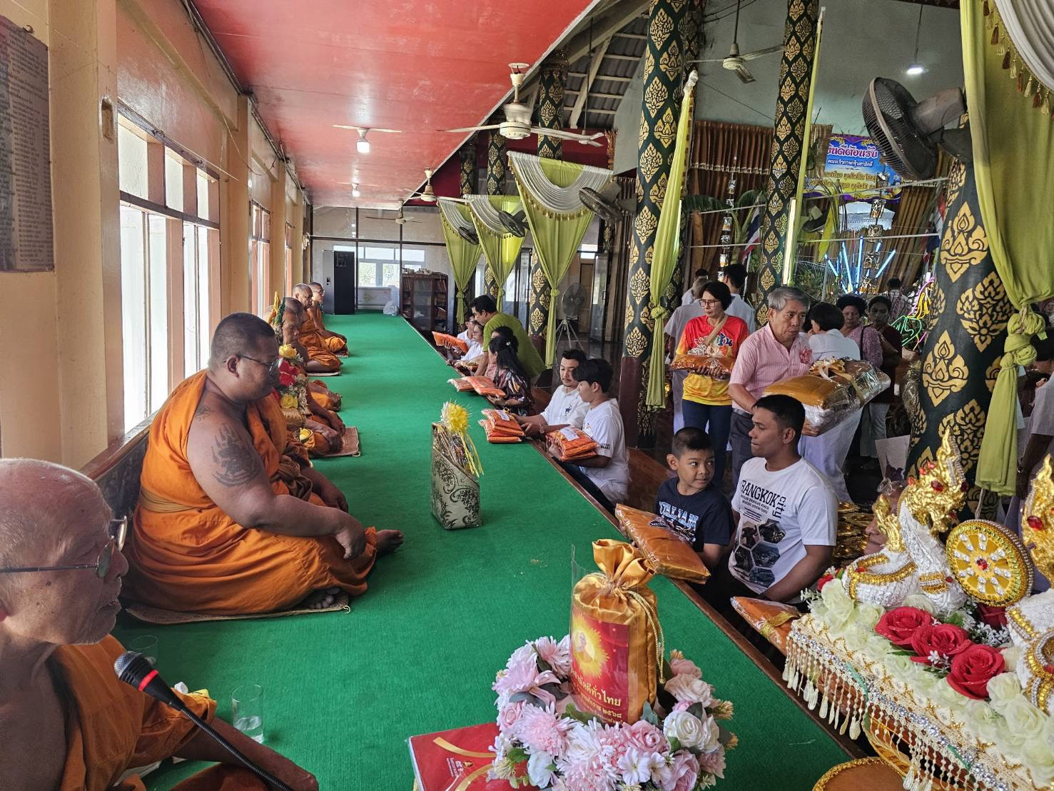 ภาพร่วมพิธีกรรมวัดเจ้าแปดทรงไตรย์