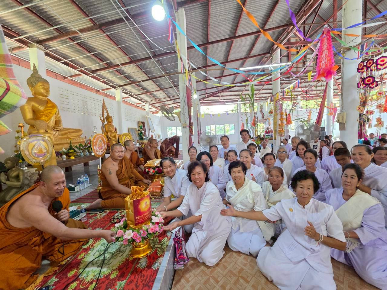 ภาพการถวายปัจจัยวัดดอยนางหงษ์ภาวนา