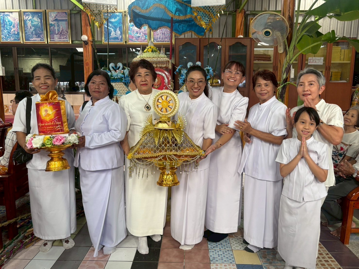 ภาพหมู่ถือพานถวายปัจจัยวัดชมภูแก้ว