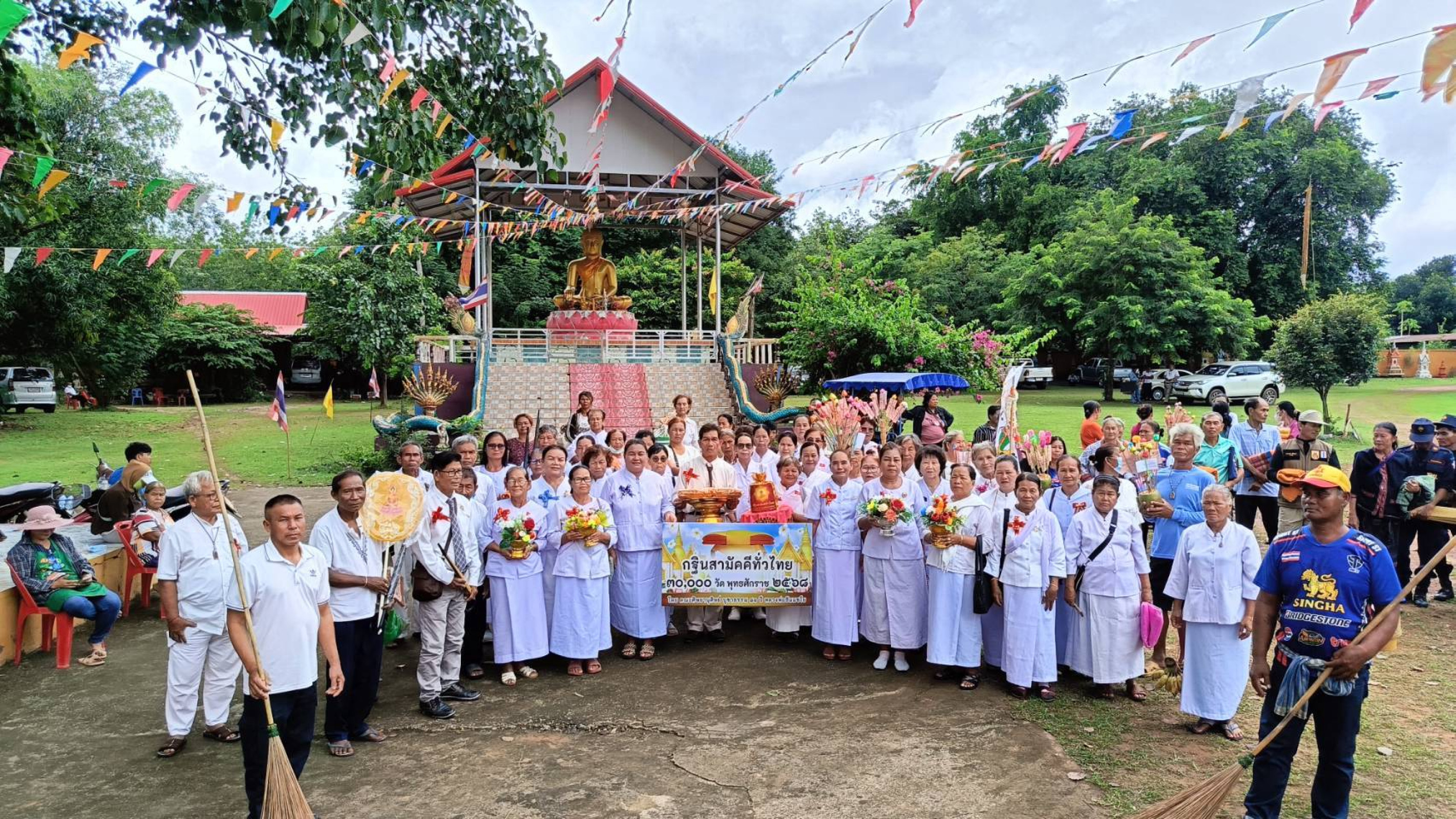 ภาพหมู่ถือพานถวายปัจจัยวัดบูรพาราม