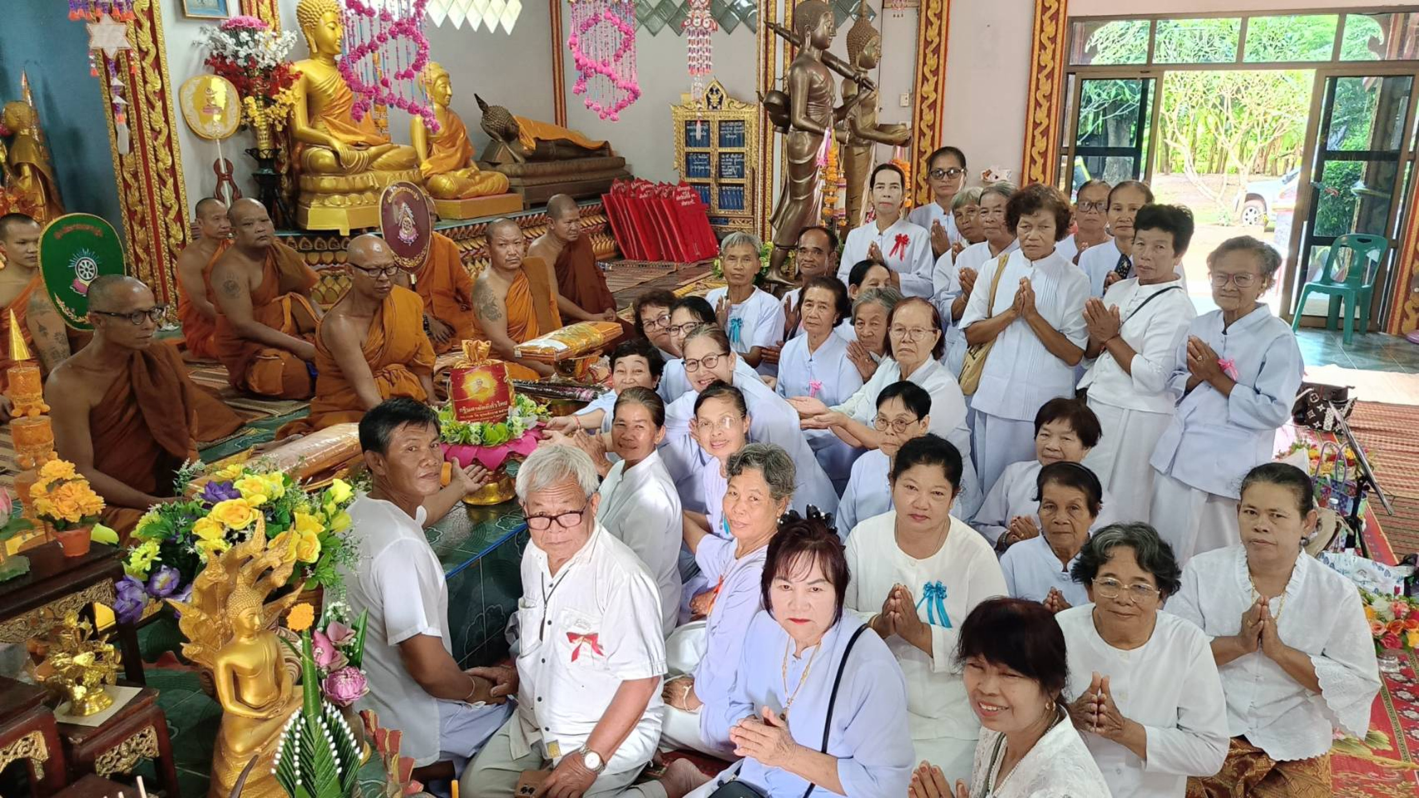 ภาพการถวายปัจจัยวัดทุ่งสว่าง