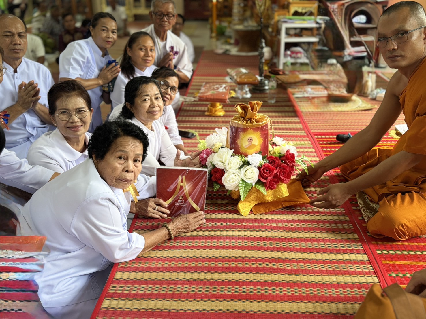 ภาพการถวายปัจจัยวัดสว่างโพนตาล