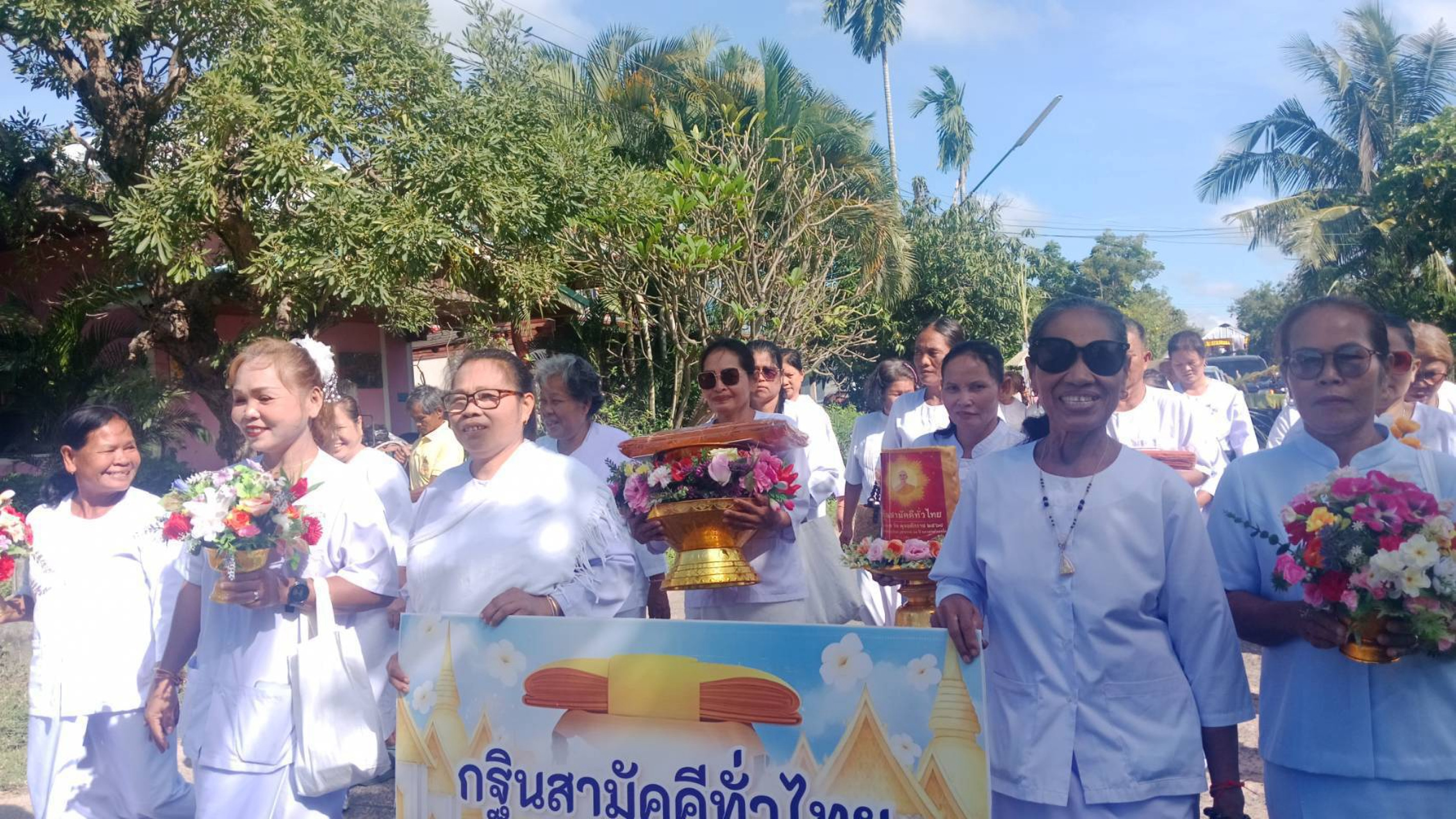 ภาพร่วมขบวนกฐินวัดพนมดินสุวรรณาราม