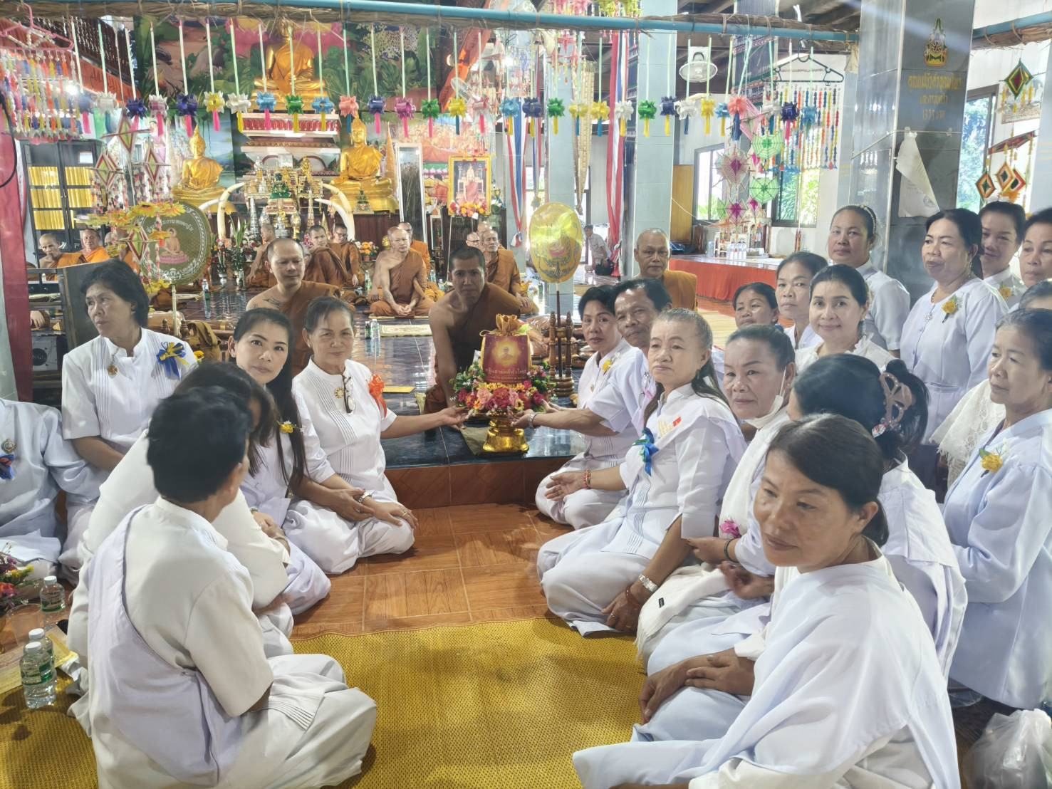 ภาพการถวายปัจจัยวัดชัยมงคล