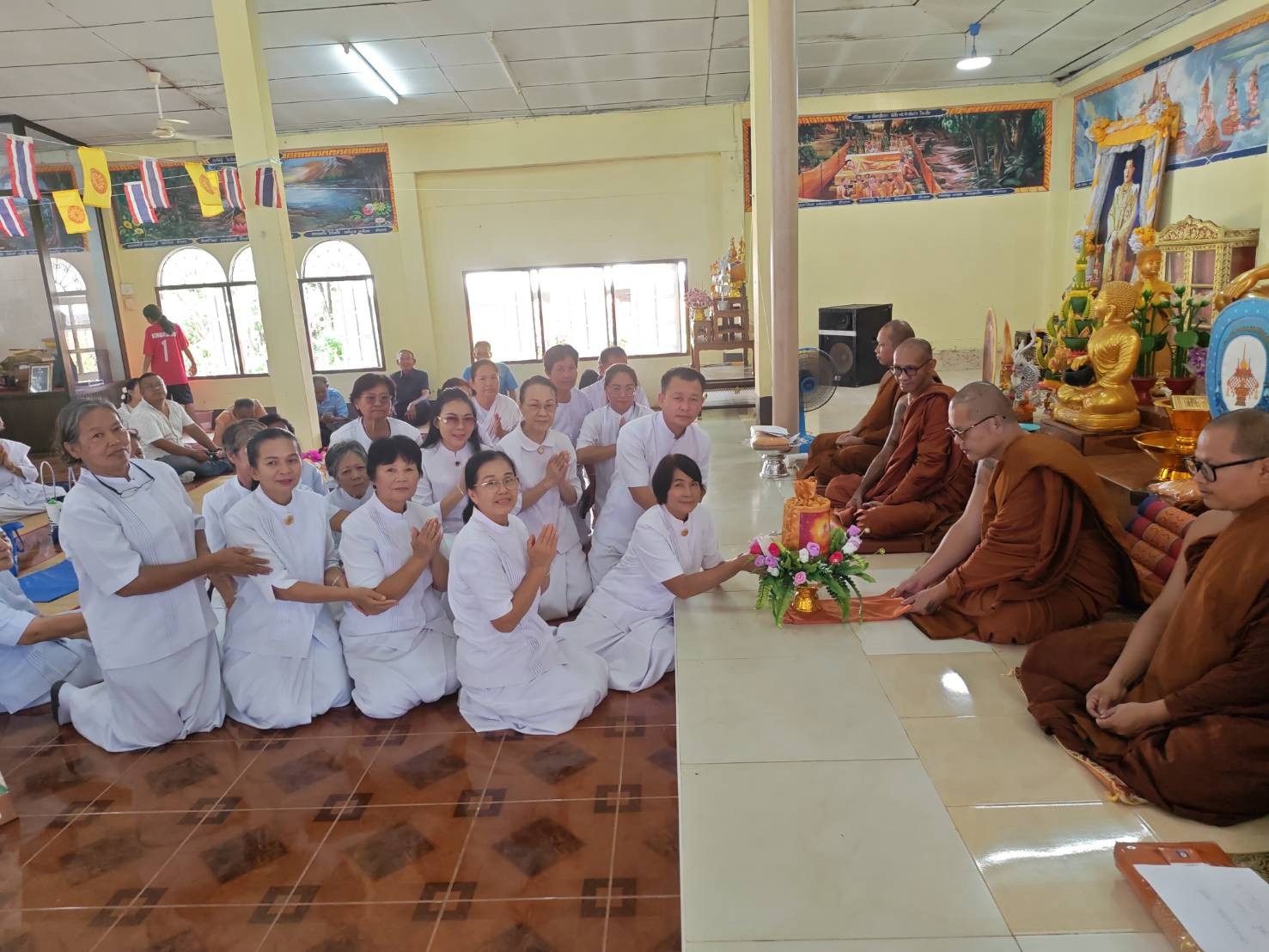 ภาพการถวายปัจจัยวัดป่าอัมพวัน