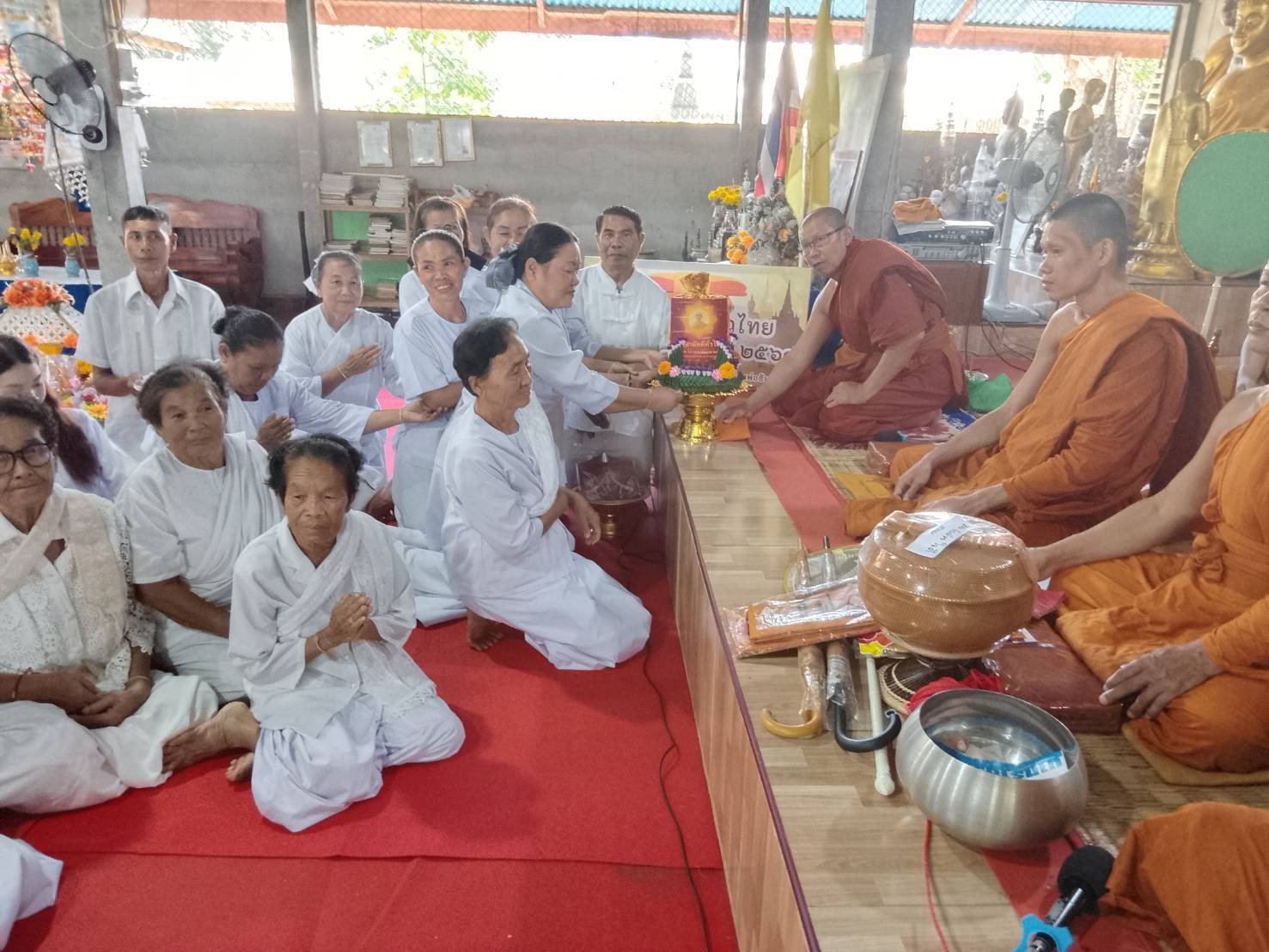 ภาพการถวายปัจจัยวัดมีชัยสามัคคีธรรม