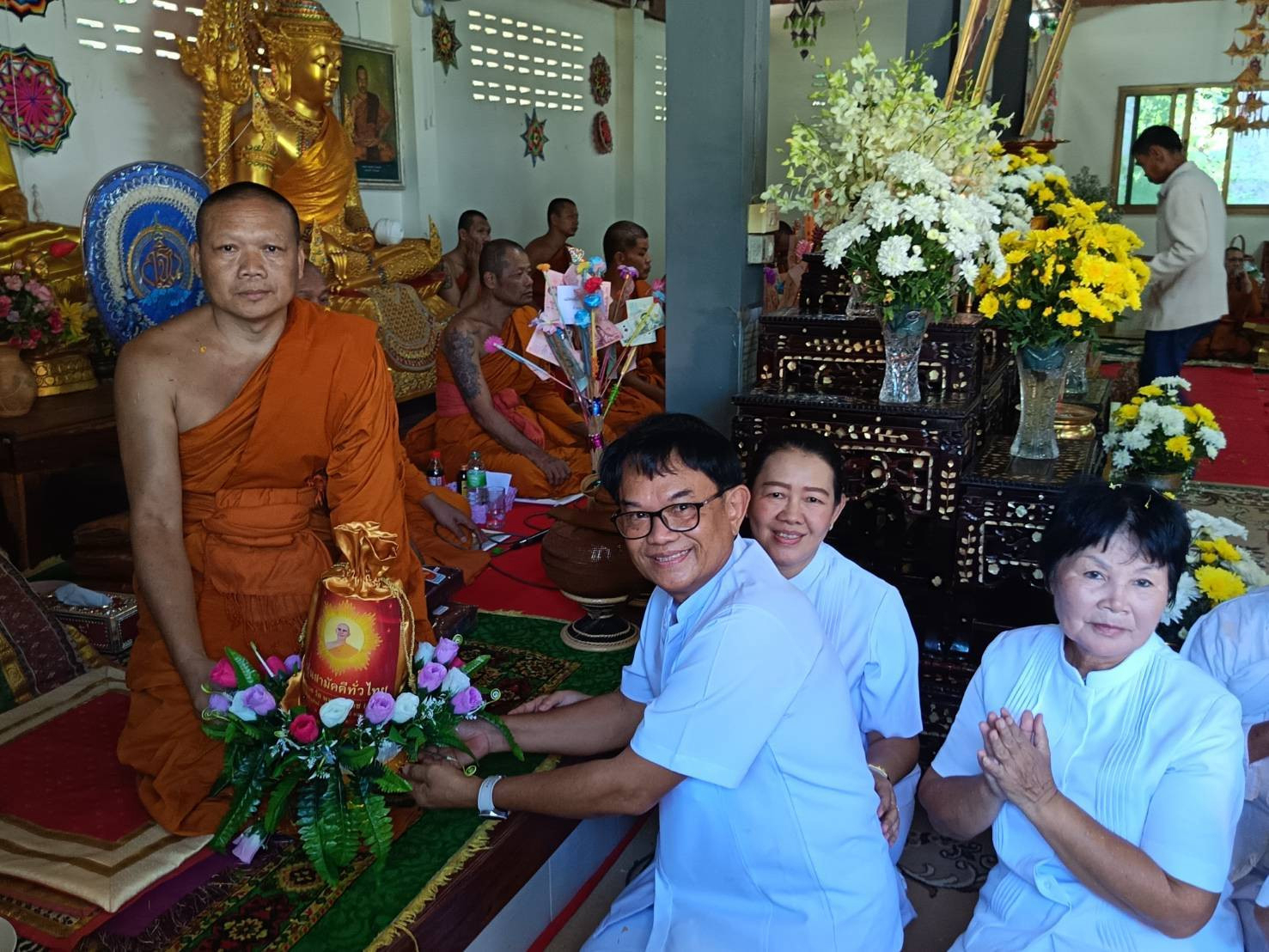 ภาพการถวายปัจจัยวัดดงสะคูห์