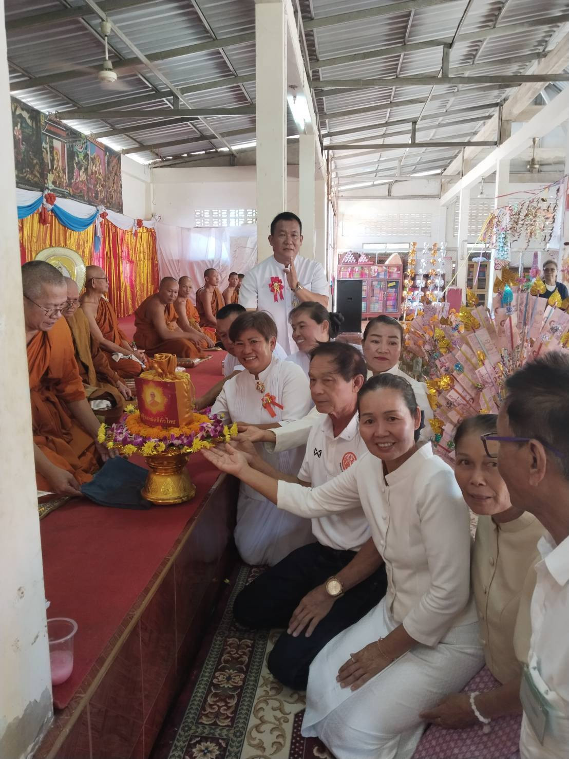 ภาพการถวายปัจจัยวัดโพธิ์ชัยบ้านงอย-เลิงทอง
