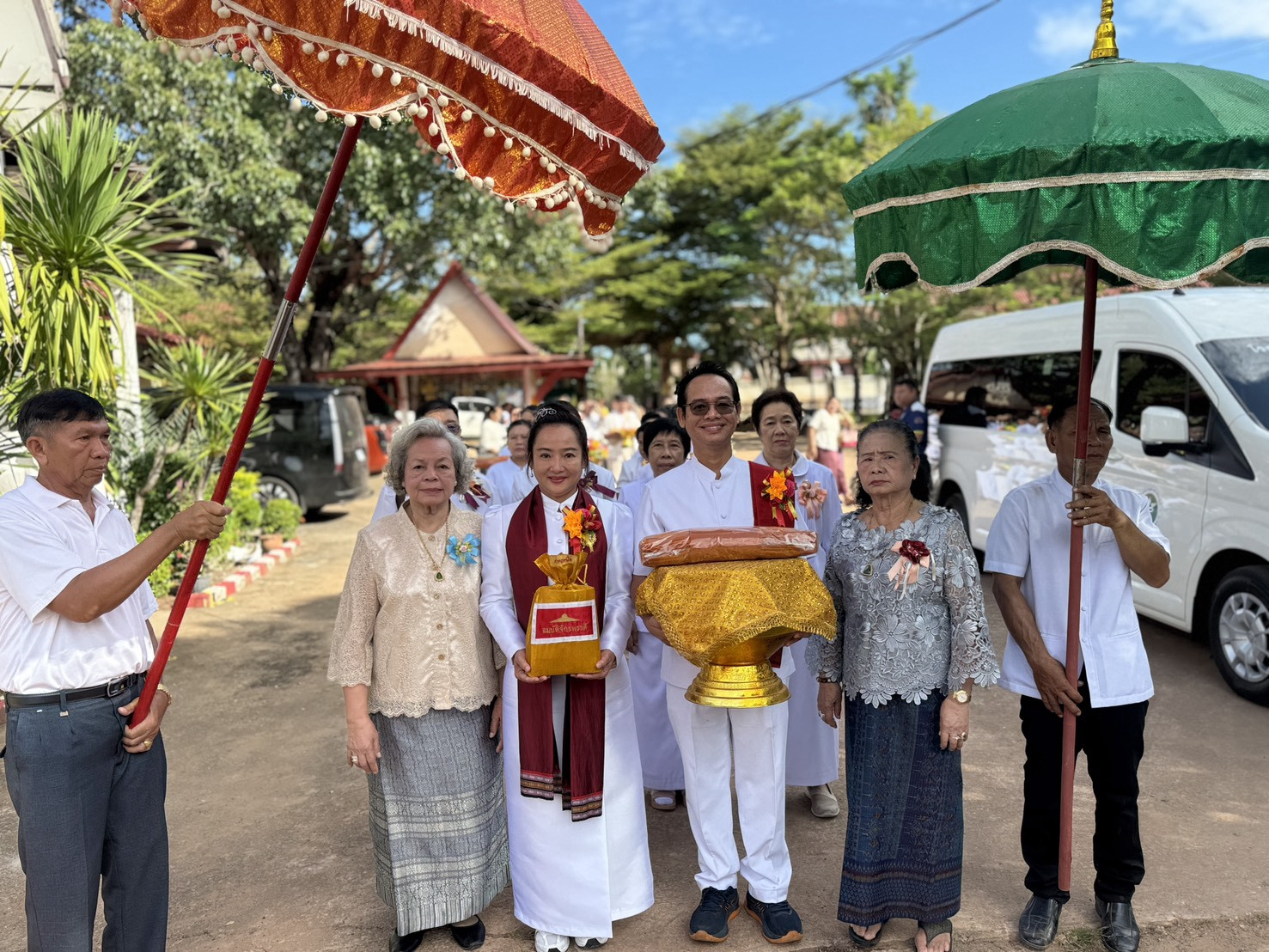 ภาพหมู่ถือพานถวายปัจจัยวัดดอนคง