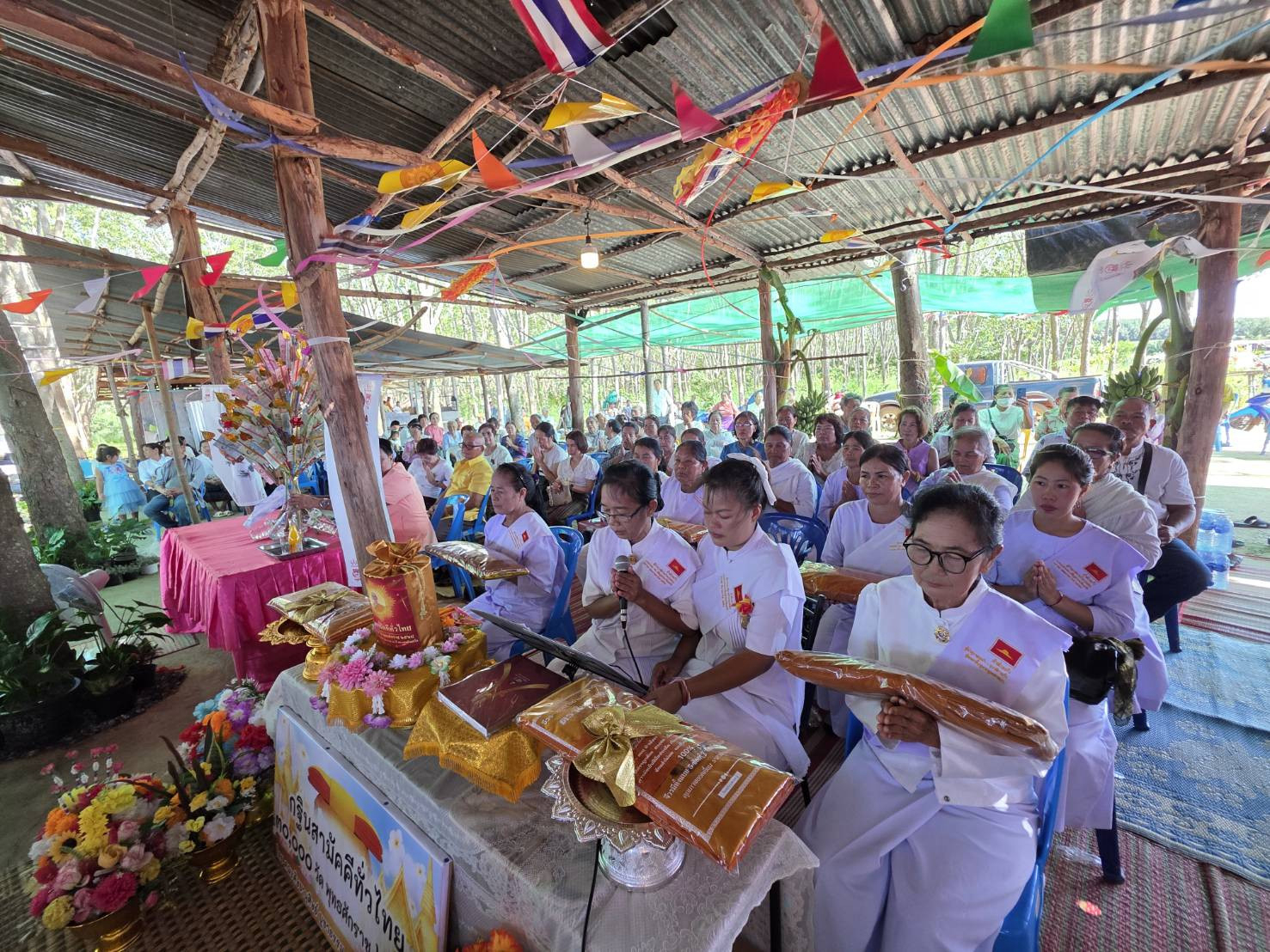 ภาพร่วมพิธีกรรมศูนย์ปฏิบัติธรรมมูลนิธิหลวงปู่มั่น