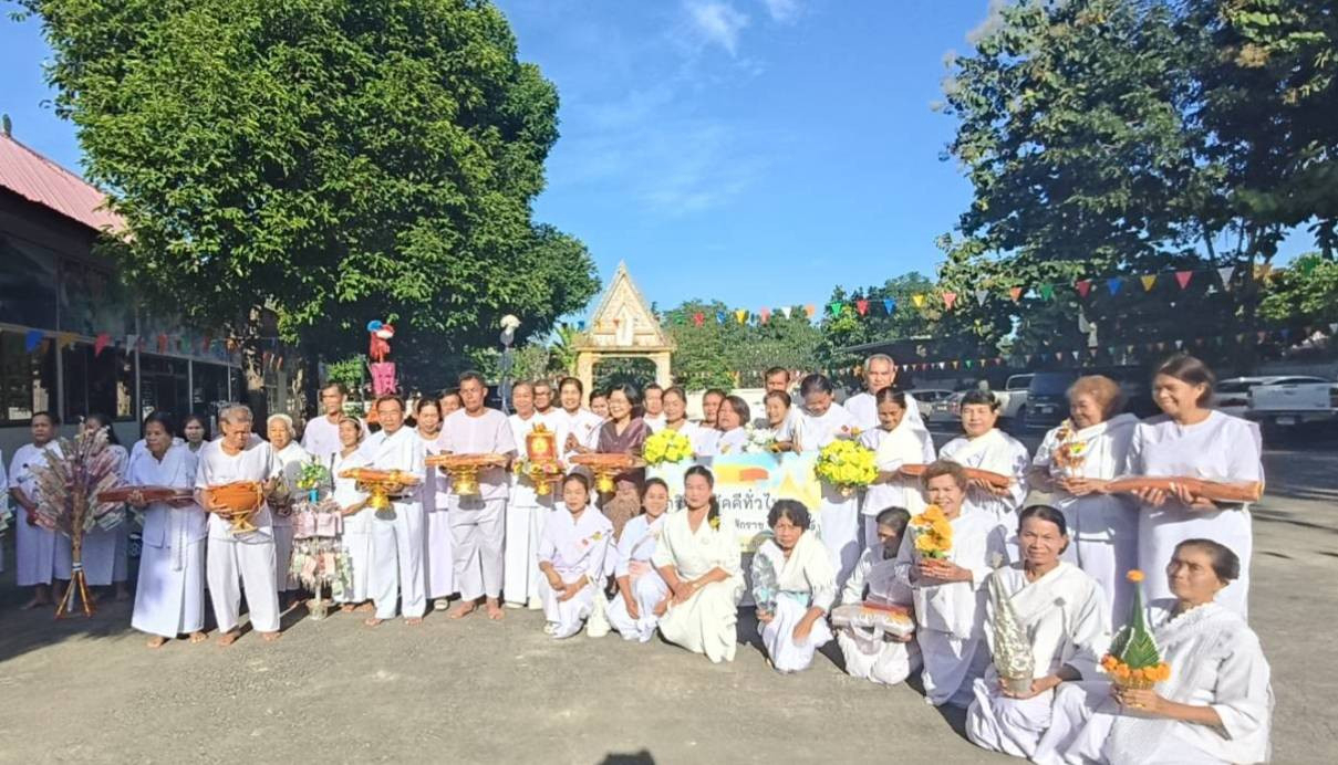 ภาพหมู่ถือพานถวายปัจจัยวัดอุทกโสภาราม