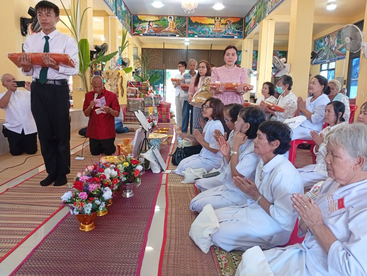 ภาพร่วมพิธีกรรมวัดโพธิ์ศรีสว่าง
