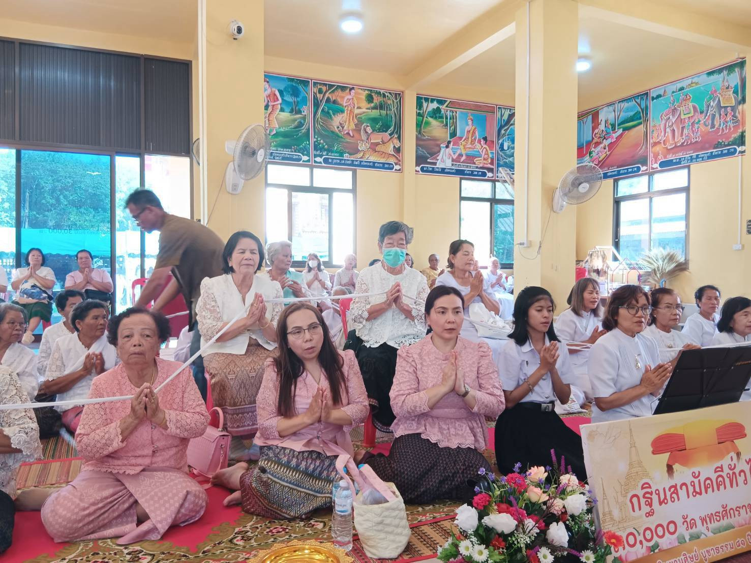 ภาพร่วมพิธีกรรมวัดโพธิ์ศรีสว่าง