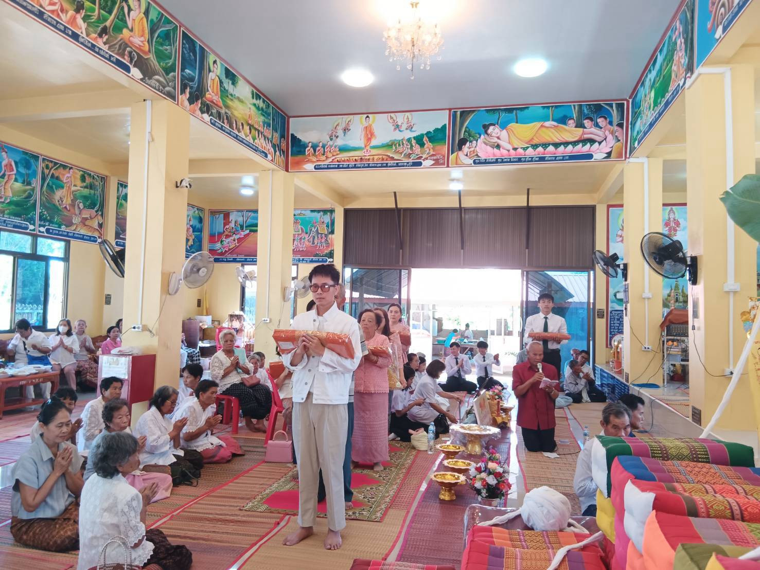 ภาพร่วมพิธีกรรมวัดโพธิ์ศรีสว่าง