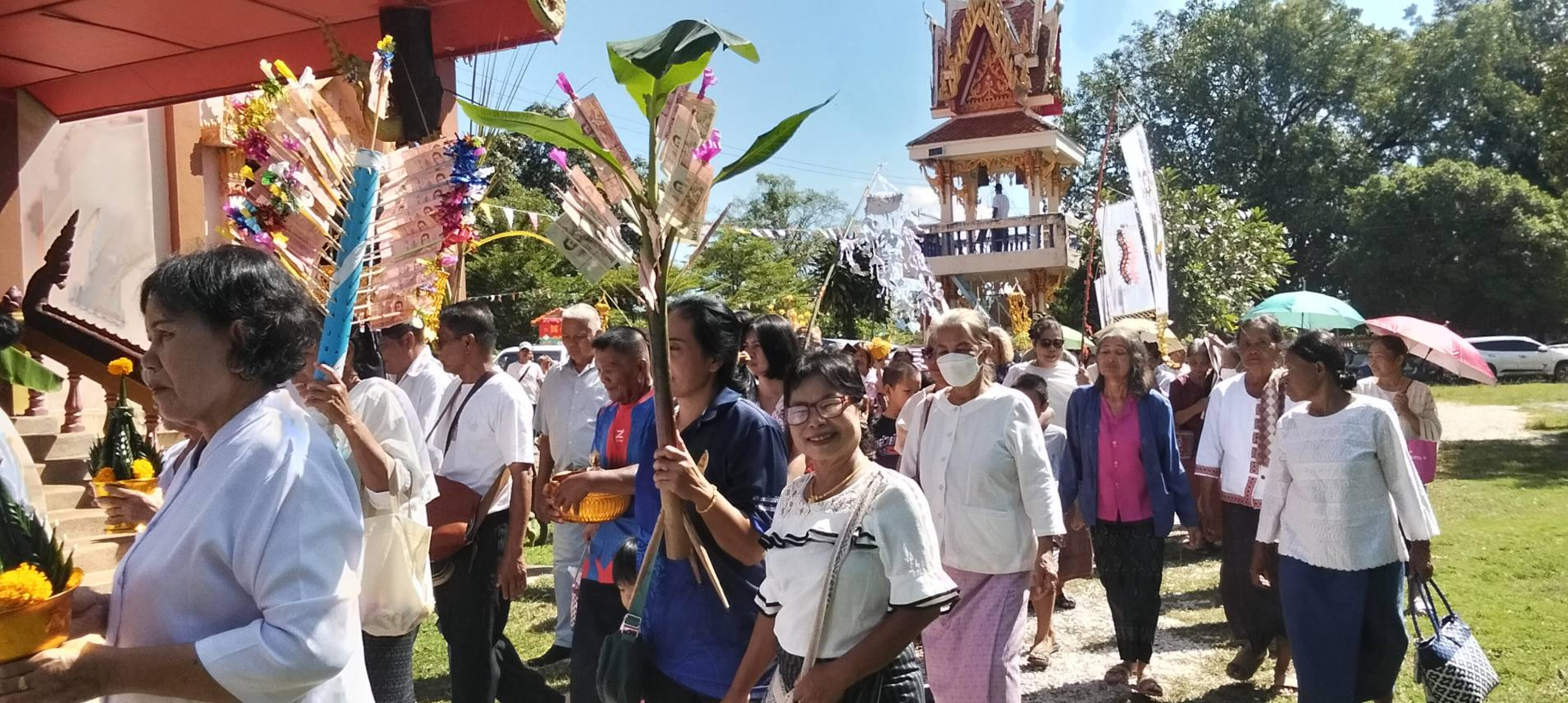 ภาพร่วมพิธีกรรมวัดศรีษะเกษ