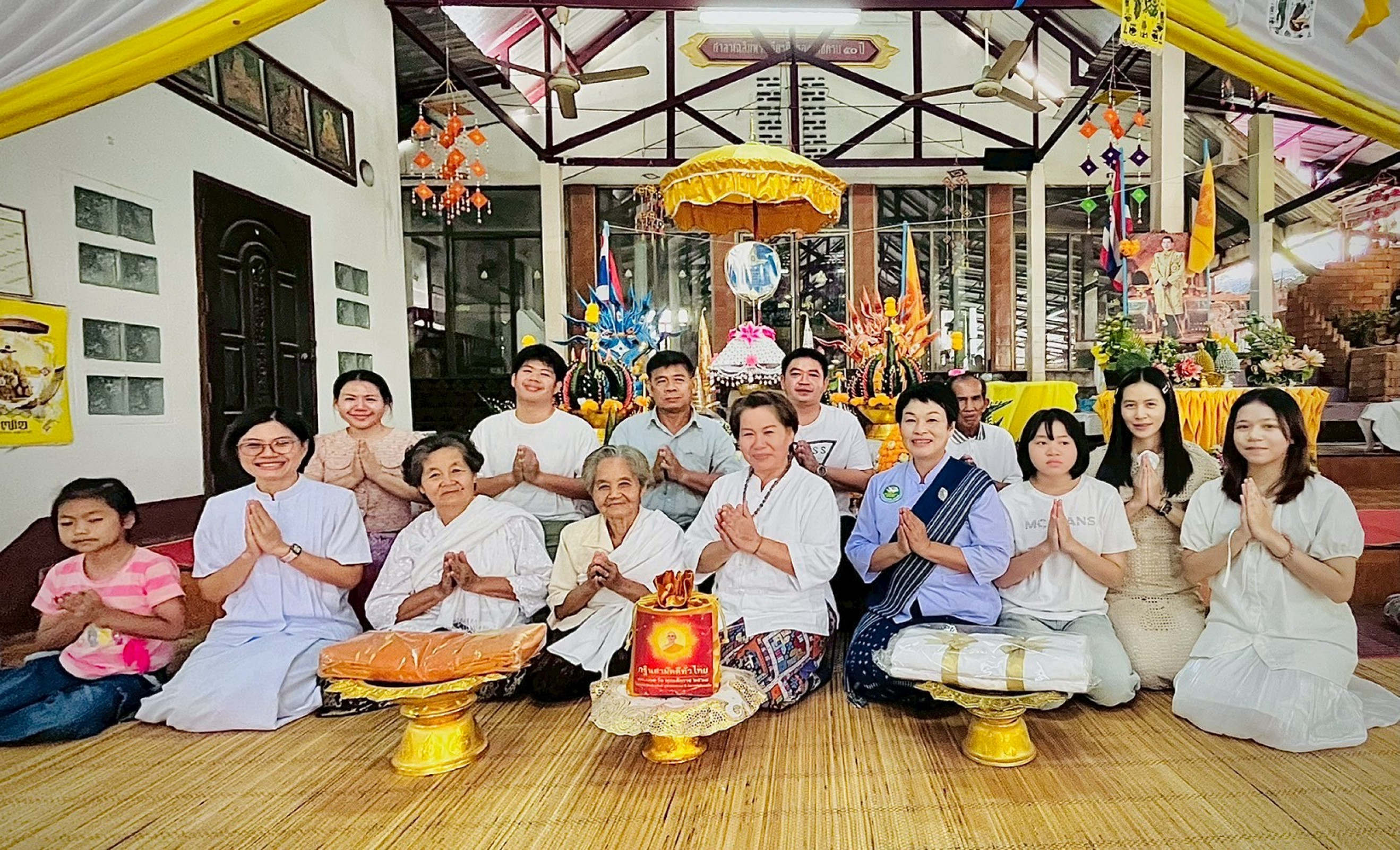 ภาพหมู่ถือพานถวายปัจจัยวัดภูหินดัง