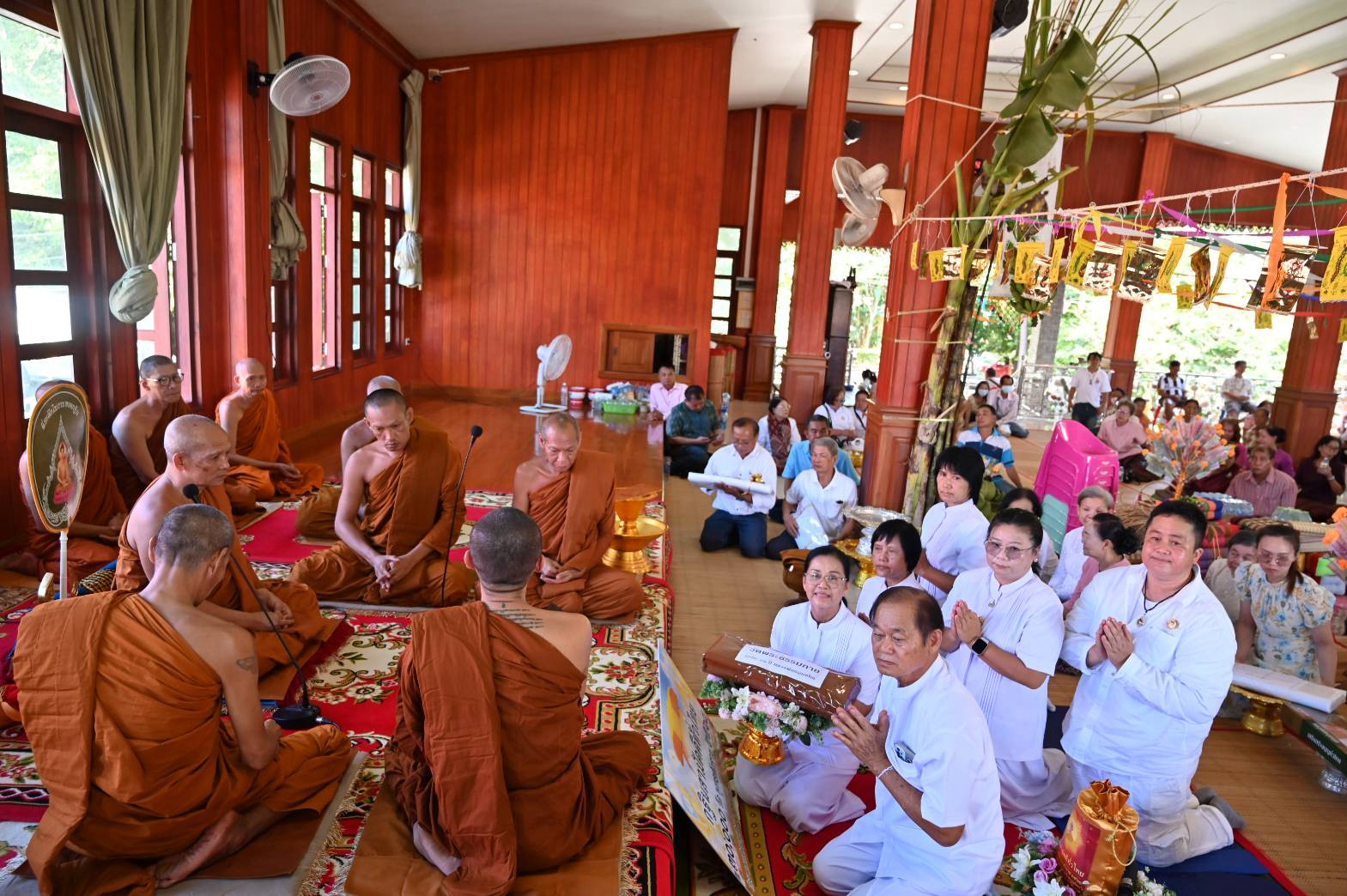 ภาพร่วมพิธีกรรมวัดบ่อสร้าง