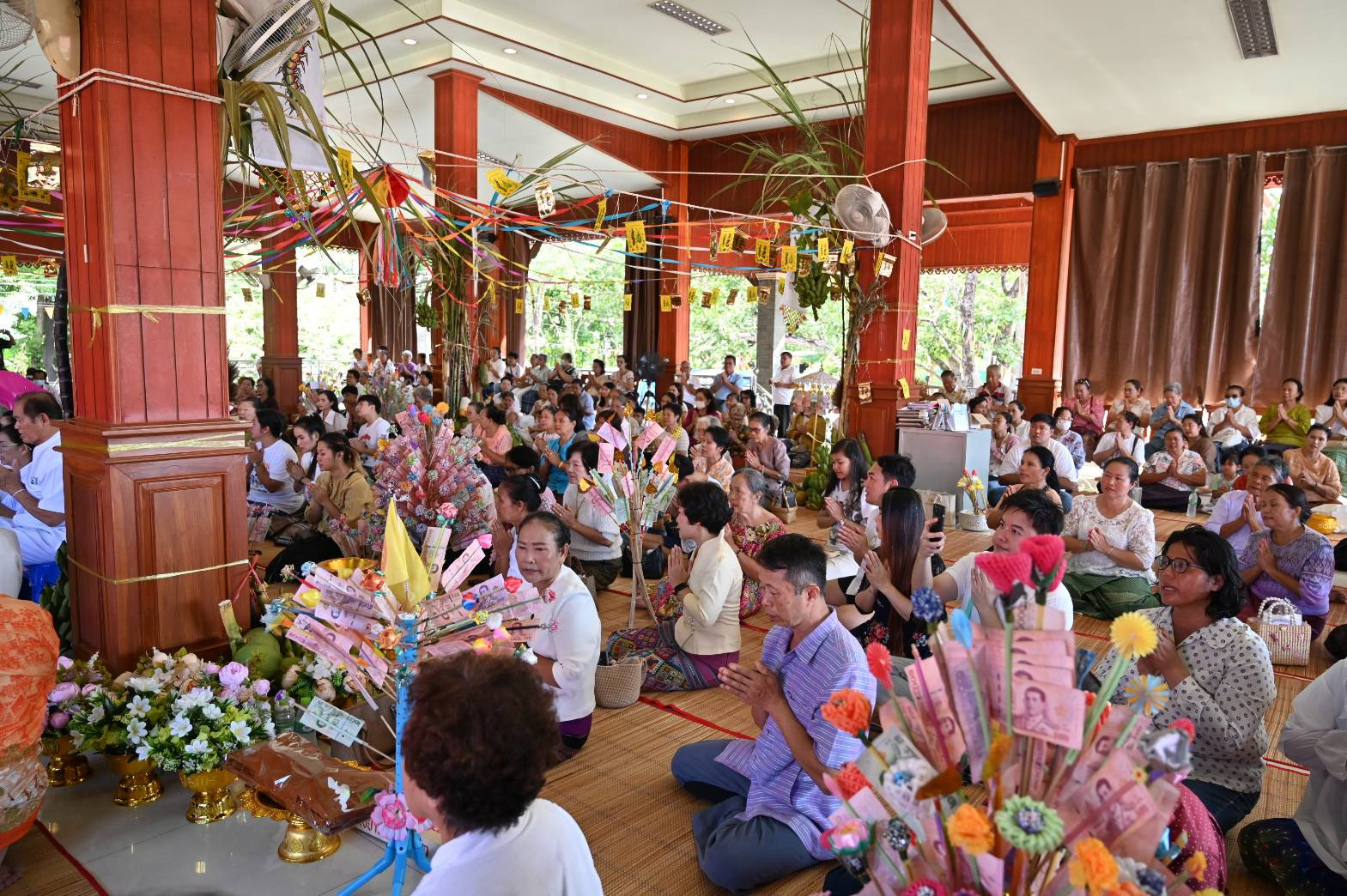 ภาพร่วมพิธีกรรมวัดบ่อสร้าง