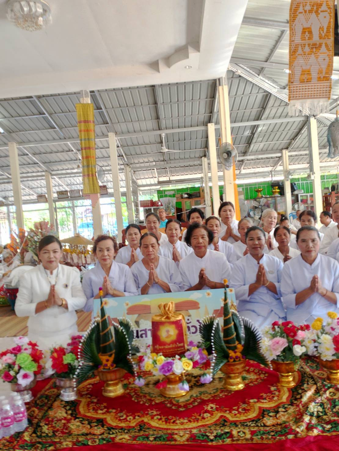 ภาพหมู่ถือพานถวายปัจจัยวัดโพธิ์ชัยศรีสว่าง