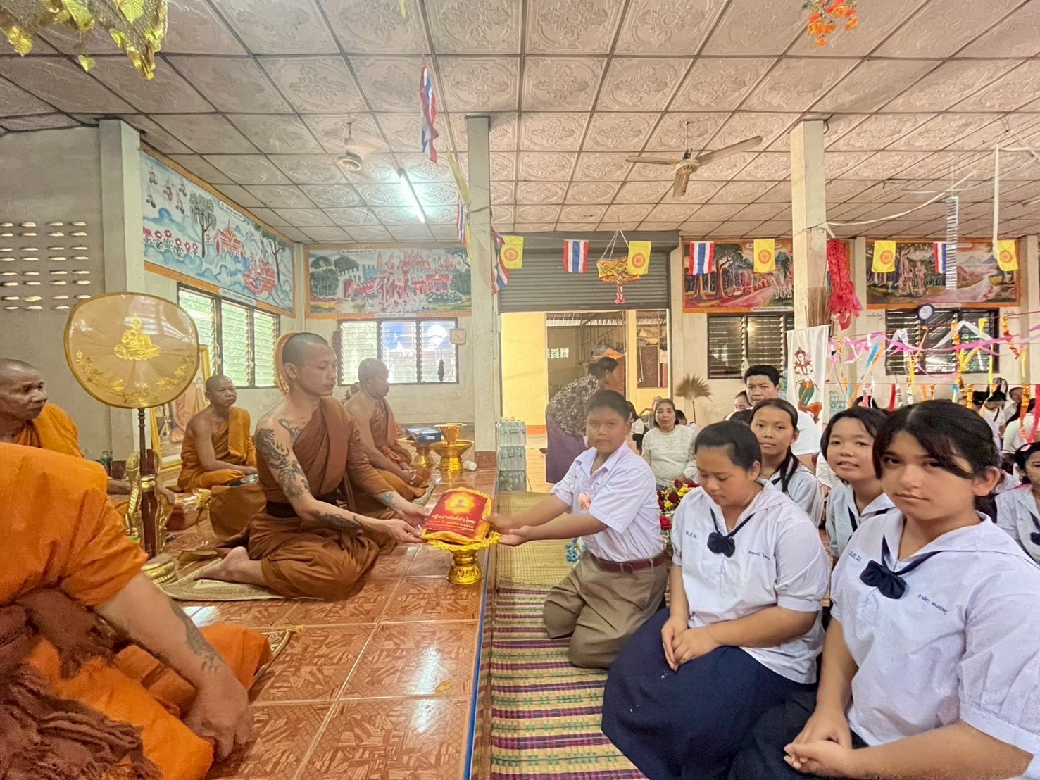 ภาพหมู่ถือพานถวายปัจจัยวัดสุกรมงคล