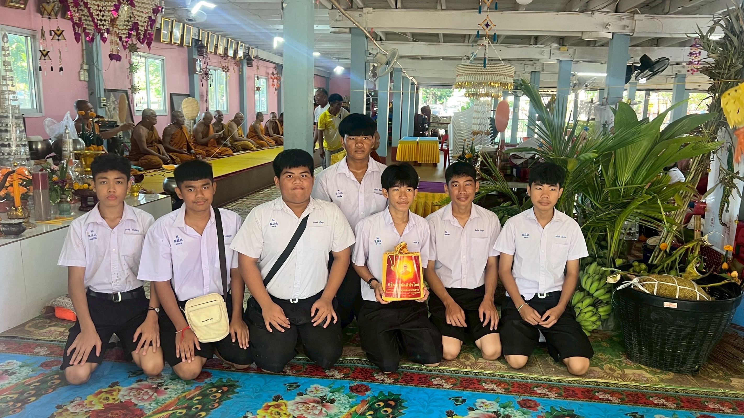 ภาพหมู่ถือพานถวายปัจจัยวัดกุดโดธรรมมายิการาม