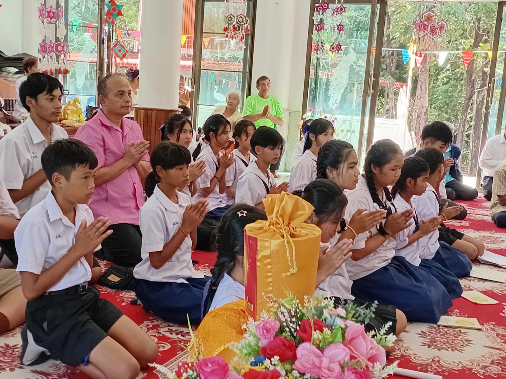 ภาพหมู่ถือพานถวายปัจจัยวัดป่าพอก