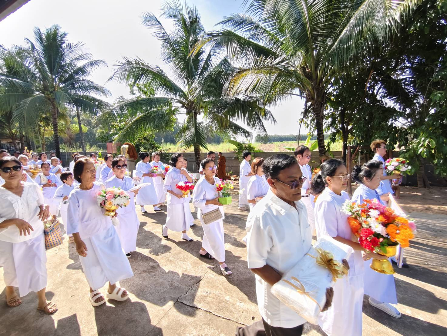 ภาพร่วมพิธีกรรมวัดป่าอินทสิริ