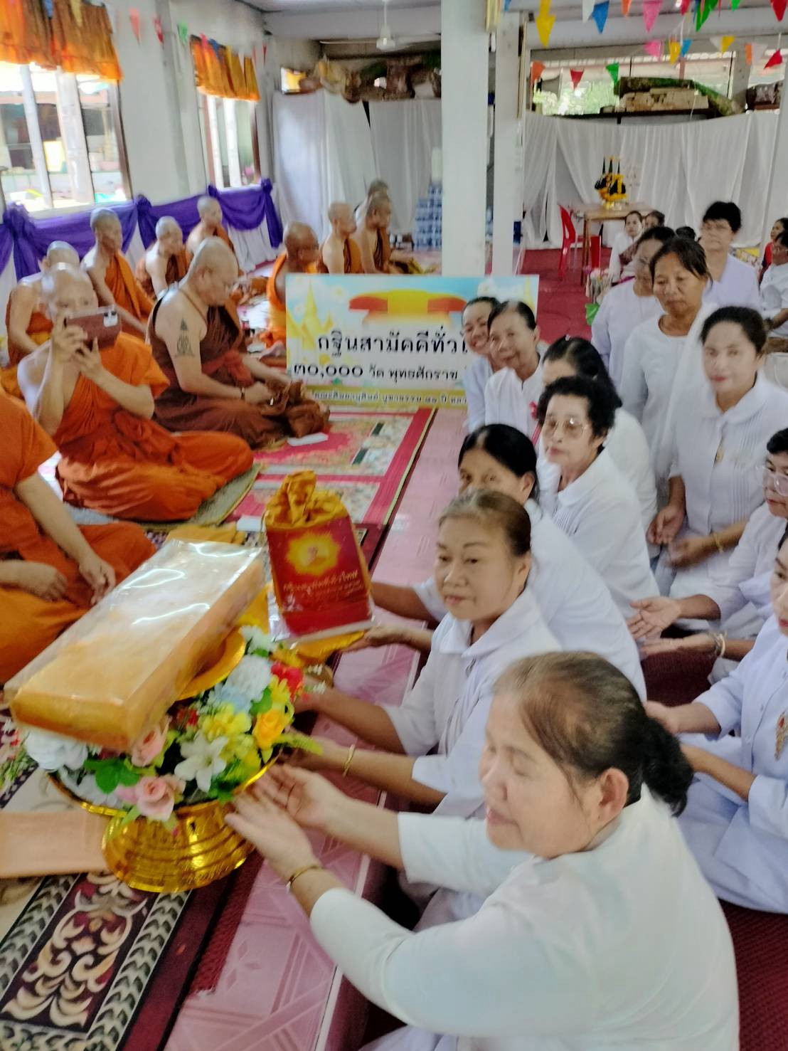 ภาพหมู่ถือพานถวายปัจจัยวัดสมณาพร