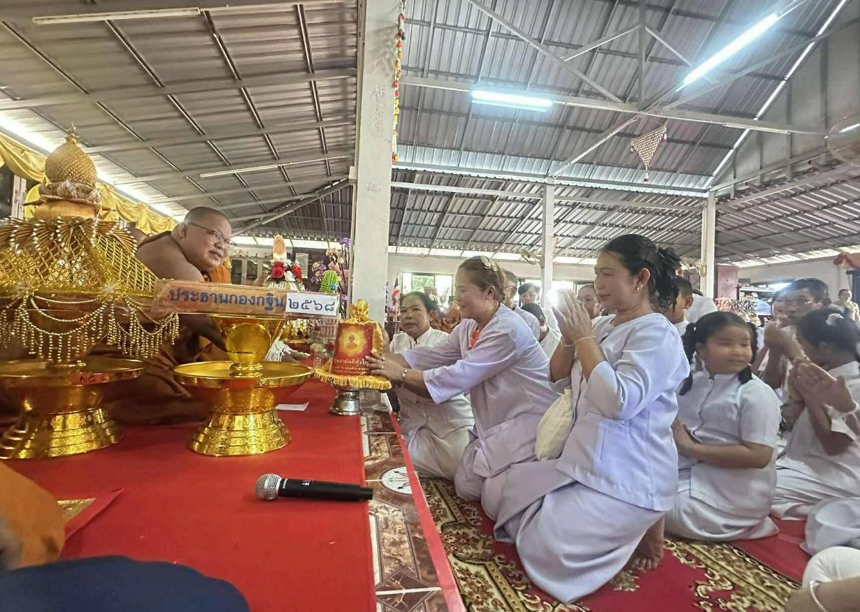 ภาพหมู่ถือพานถวายปัจจัยวัดโนนพระทราย