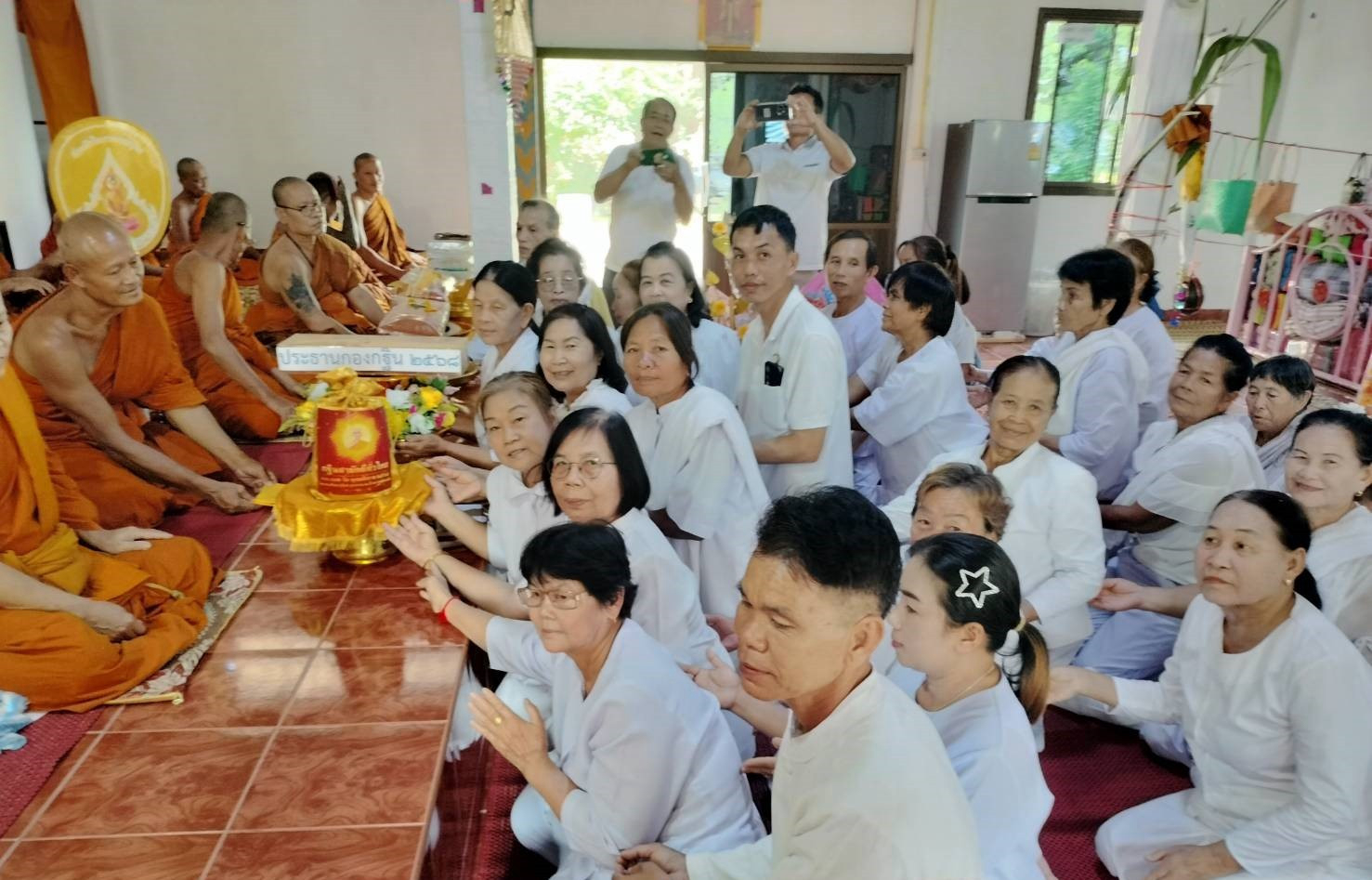 ภาพหมู่ถือพานถวายปัจจัยวัดสงฆ์การาม