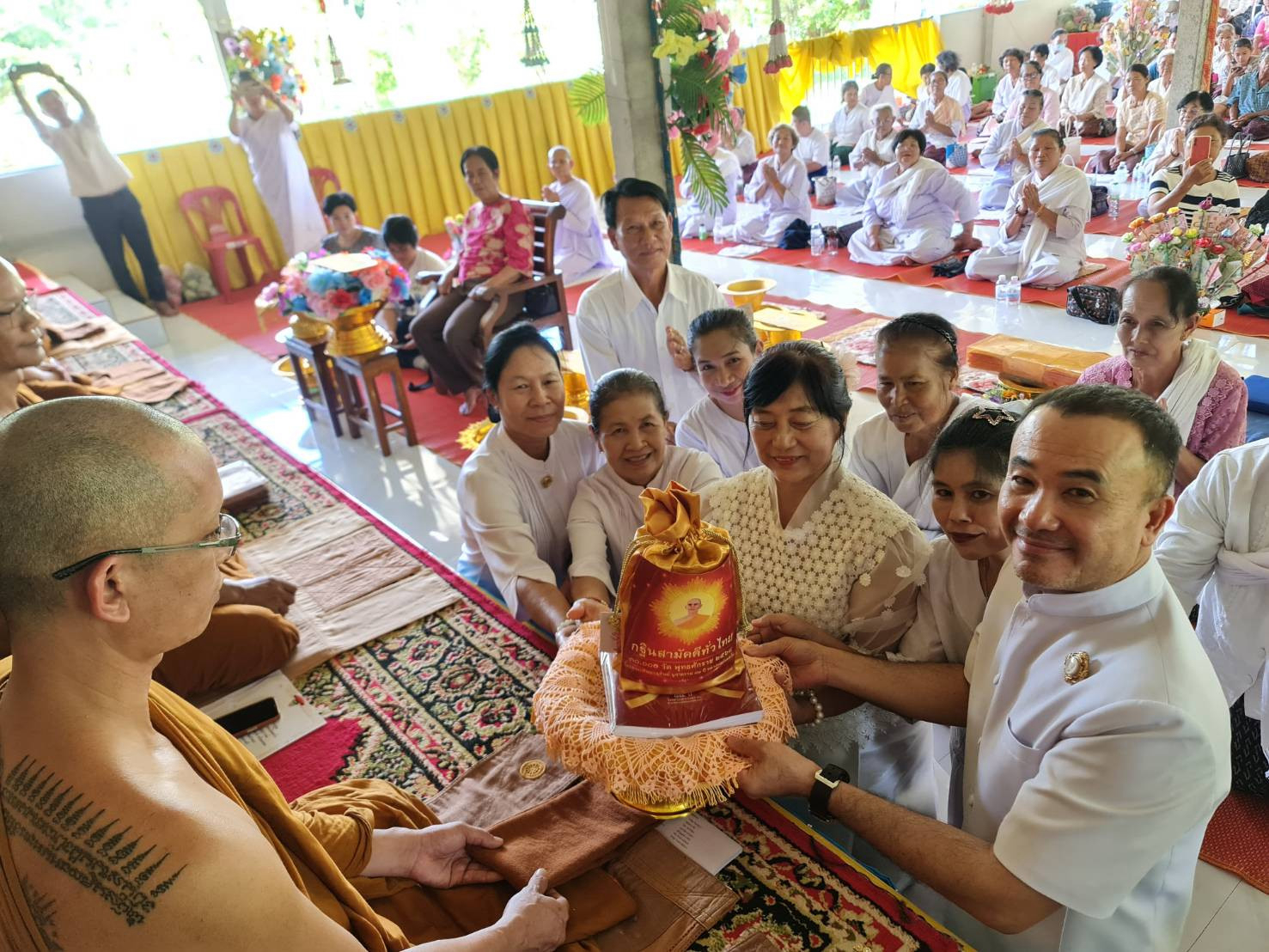 ภาพหมู่ถือพานถวายปัจจัยสำนักสงฆ์คำมูลสันติธรรม